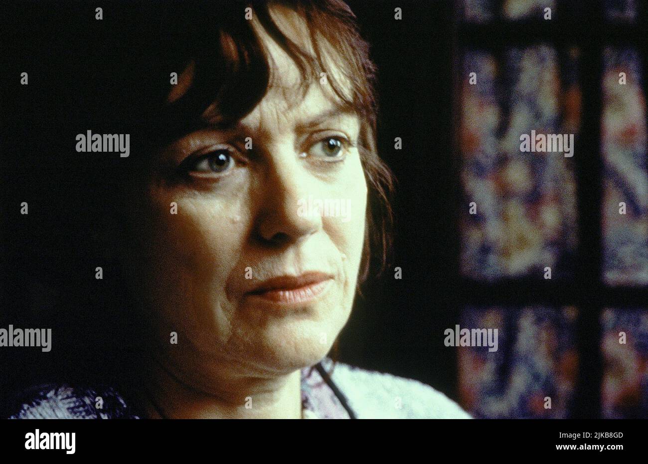 Kika Markham Film Wonderland (1999) Charaktere: Eileen Regie: Michael Winterbottom 13. Mai 1999 **WARNUNG** dieses Foto ist nur für redaktionelle Zwecke bestimmt und unterliegt dem Copyright der BBC und/oder des von der Film- oder Produktionsgesellschaft beauftragten Fotografen und kann nur durch Veröffentlichungen in Verbindung mit der Werbung für den oben genannten Film reproduziert werden. Eine obligatorische Gutschrift an die BBC ist erforderlich. Der Fotograf sollte ebenfalls angerechnet werden, wenn er bekannt ist. Ohne schriftliche Genehmigung der Film Company kann keine kommerzielle Nutzung gewährt werden. Stockfoto