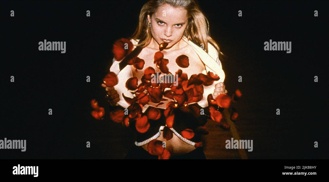 MENA Suvari Film: American Beauty (USA 1999) Charaktere: Angela Hayes Regie: Sam Mendes 08. September 1999 **WARNUNG** Dieses Foto ist nur für redaktionelle Zwecke bestimmt und unterliegt dem Copyright von DREAMWORKS SKG und/oder des Fotografen, der von der Film- oder Produktionsfirma beauftragt wurde und darf nur von Publikationen im Zusammenhang mit der Bewerbung des oben genannten Films reproduziert werden. Eine obligatorische Gutschrift an DREAMWORKS SKG ist erforderlich. Der Fotograf sollte auch bei Bekanntwerden des Fotos gutgeschrieben werden. Ohne schriftliche Genehmigung der Film Company kann keine kommerzielle Nutzung gewährt werden. Stockfoto