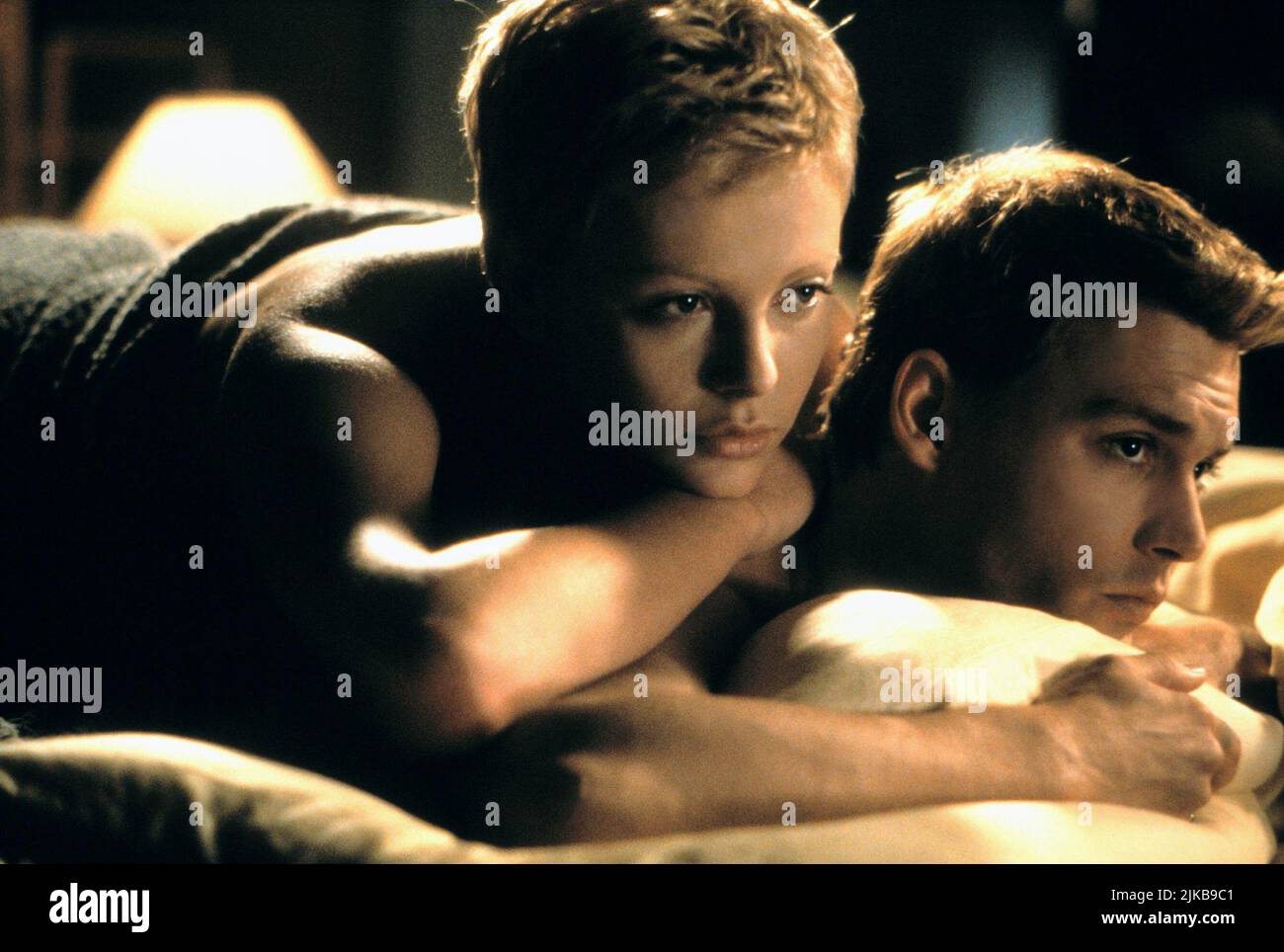 Charlize Theron & Johnny Depp Film: The Astronaut'S Wife (USA 1999) Charaktere: Jillian Armacost & Commander Spencer Armacost Regie: Rand Ravich 27. August 1999 **WARNUNG** Dieses Foto ist nur für redaktionelle Zwecke bestimmt und unterliegt dem Copyright des NEW LINE CINEMA und/oder des Fotografen, der von der Film- oder Produktionsfirma beauftragt wurde und darf nur von Publikationen im Zusammenhang mit der Bewerbung des oben genannten Films reproduziert werden. Eine obligatorische Gutschrift für DAS NEUE LINE CINEMA ist erforderlich. Der Fotograf sollte auch bei Bekanntwerden des Fotos gutgeschrieben werden. Ohne schriftliche Genehmigung des Films kann keine kommerzielle Nutzung gewährt werden Stockfoto