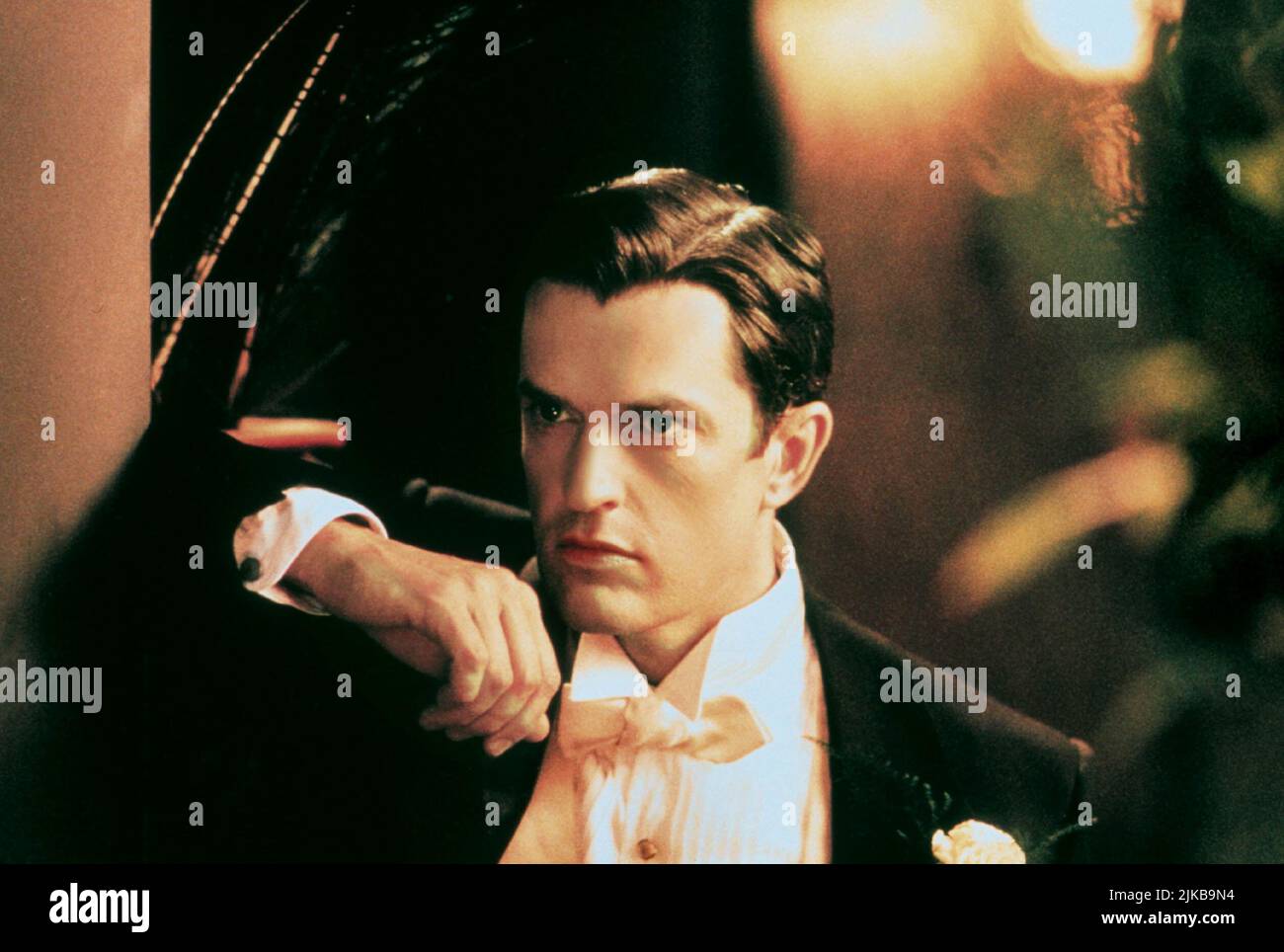 Rupert Everett Film: An Ideal Husband (USA/UK/FR 1990) Charaktere: Lord Arthur Goring / Literaturverfilmung nach dem Stück 'ein Idealer Gatte' (nach dem Theaterstück von Oscar Wilde) Regie: Oliver Parker 16. April 1999 **WARNUNG** Dieses Foto ist nur für redaktionelle Verwendung bestimmt und unterliegt dem Copyright des ARTS COUNCIL OF ENGLAND und/oder des Fotografen, der von der Film oder Production Company beauftragt wurde und darf nur von Publikationen im Zusammenhang mit der Bewerbung des oben genannten Films reproduziert werden. Eine obligatorische Gutschrift an DEN ARTS COUNCIL OF ENGLAND ist erforderlich. Der Fotograf sollte auch bei Bekanntwerden des Fotos gutgeschrieben werden. Nein c Stockfoto