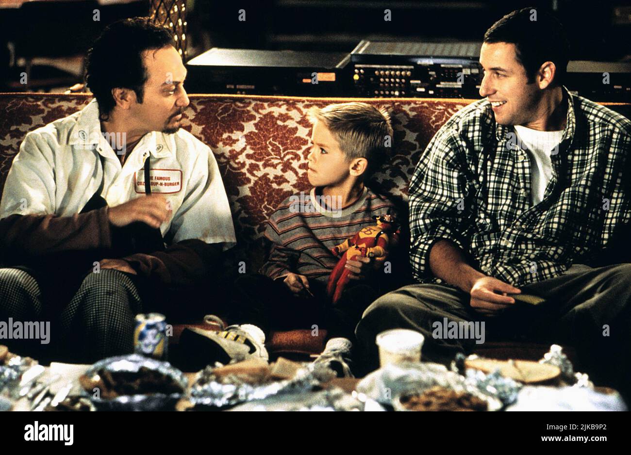 Rob Schneider, Cole Sprouse Oder Dylan Sprouse & Adam Sandler Film: Big Dafy (1999) Charaktere: Delivery Guy, & Sonny Koufax Regie: Dennis Dugan 17 June 1999 **WARNUNG** Dieses Foto ist nur für redaktionelle Zwecke bestimmt und unterliegt dem Copyright von COLUMBIA und/oder dem Fotografen, der von der Film- oder Produktionsfirma beauftragt wurde und darf nur von Publikationen im Zusammenhang mit der Bewerbung des oben genannten Films reproduziert werden. Eine obligatorische Gutschrift an COLUMBIA ist erforderlich. Der Fotograf sollte auch bei Bekanntwerden des Fotos gutgeschrieben werden. Ohne schriftliche Genehmigung der Film Company kann keine kommerzielle Nutzung gewährt werden. Stockfoto