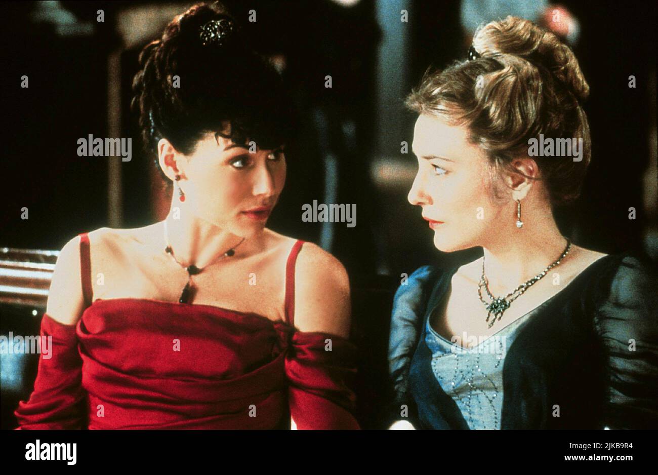 Minnie Driver & Cate Blanchett Film: An Ideal Husband (USA/UK/FR 1990) Charaktere: Miss Mabel Chiltern & Lady Gertrude Chiltern / Literaturfilmung nach dem Stück 'ein Idealer Gatte' (nach dem Theaterstück von Oscar Wilde) Regie: Oliver Parker 16. April 1999 **WARNUNG** Dieses Foto ist nur für redaktionelle Verwendung bestimmt und unterliegt dem Copyright des ARTS COUNCIL OF ENGLAND und/oder des Fotografen, der von der Film oder Production Company beauftragt wurde und darf nur von Publikationen im Zusammenhang mit der Bewerbung des oben genannten Films reproduziert werden. Eine obligatorische Gutschrift an DEN ARTS COUNCIL OF ENGLAND ist erforderlich. Die Photographie Stockfoto