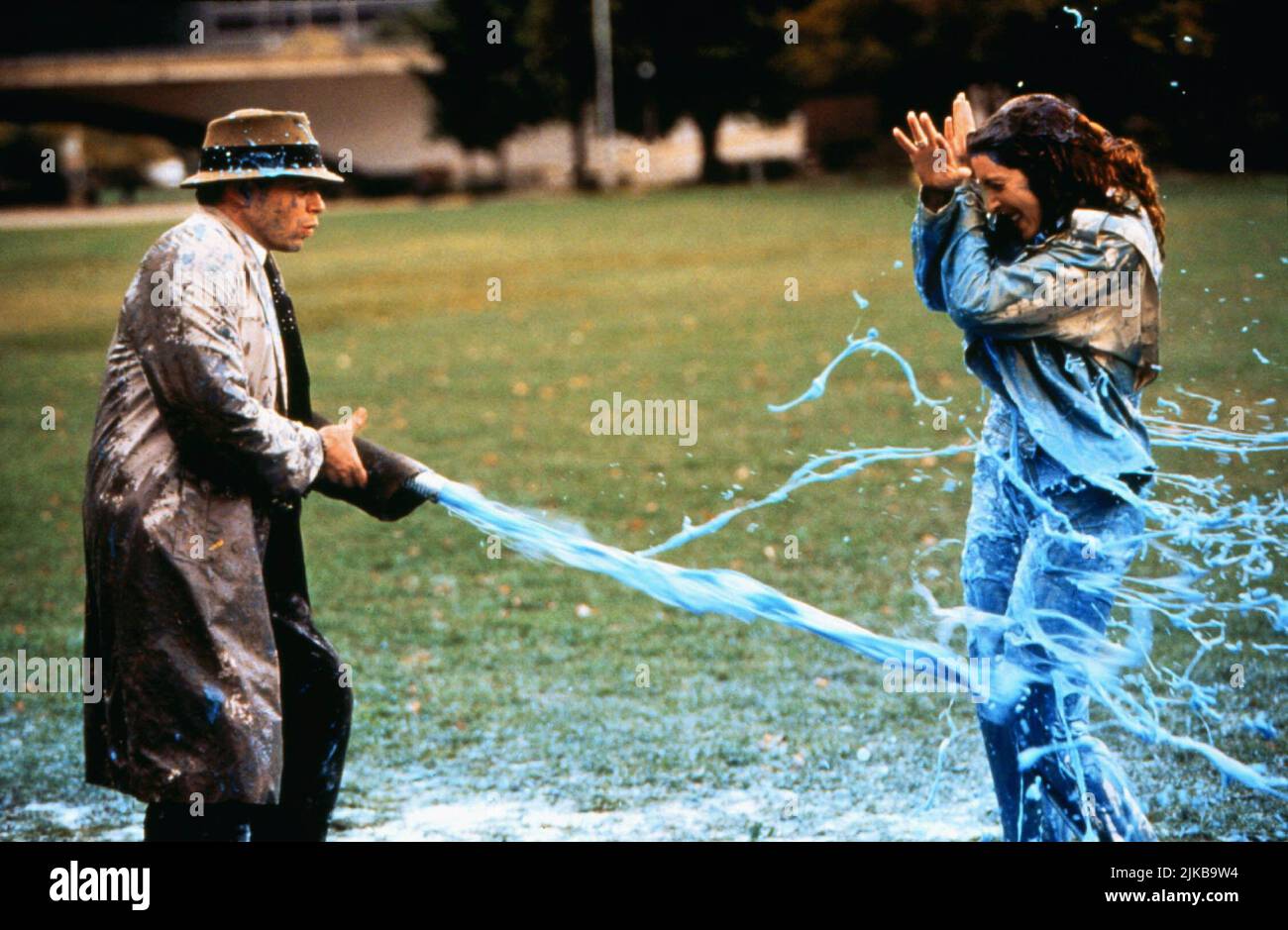 Matthew Broderick,Joely Fisher Film: Inspector Gadget (USA 1999) Charaktere: Inspector Gadget,Brenda / Robobrenda Regie: David Kellogg 18 July 1999 **WARNUNG** Dieses Foto ist nur für redaktionelle Zwecke bestimmt und unterliegt dem Copyright von WALT DISNEY PICTURESDIC ENTERTAINMENT und/oder des Fotografen, der von der Film- oder Produktionsfirma beauftragt wurde und darf nur durch Publikationen im Zusammenhang mit der Bewerbung des oben genannten Films reproduziert werden. Eine obligatorische Gutschrift für WALT DISNEY PICTURESDIC-UNTERHALTUNG ist erforderlich. Der Fotograf sollte auch bei Bekanntwerden des Fotos gutgeschrieben werden. Ohne eine kommerzielle Nutzung kann keine Verwendung gewährt werden Stockfoto