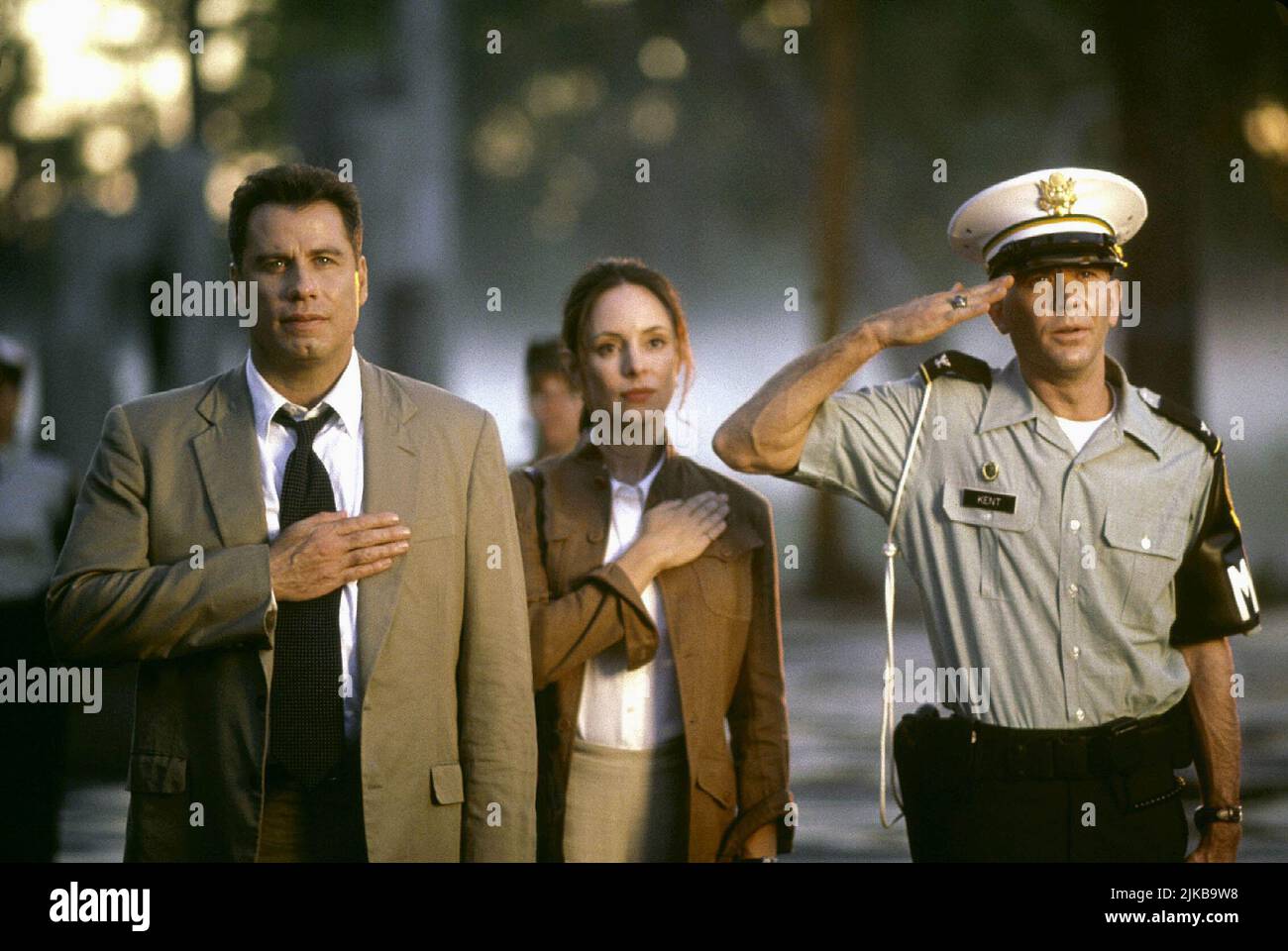 John Travolta, Madeleine Stowe & Timothy Hutton Film: The General'S Daughter (1999) Charaktere: WARR. Aus. Paul Brenner, Warr. Aus. Sara Sunhill & Col. William Kent Regie: Simon West 18 June 1999 **WARNUNG** Dieses Foto ist nur für redaktionelle Zwecke bestimmt und unterliegt dem Copyright von PARAMOUNT PICTURES und/oder des Fotografen, der von der Film- oder Produktionsfirma beauftragt wurde und darf nur von Publikationen im Zusammenhang mit der Bewerbung des oben genannten Films reproduziert werden. Eine obligatorische Gutschrift für PARAMOUNT-BILDER ist erforderlich. Der Fotograf sollte auch bei Bekanntwerden des Fotos gutgeschrieben werden. Eine kommerzielle Nutzung kann nicht gewährt werden Stockfoto