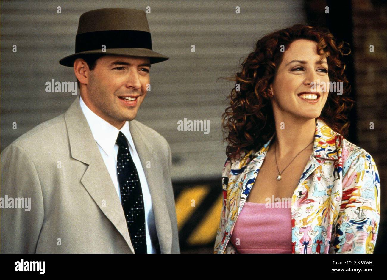 Matthew Broderick & Joely Fisher Film: Inspector Gadget (USA 1999) Charaktere: Inspector Gadget,Brenda / Robobrenda Regie: David Kellogg 18 July 1999 **WARNUNG** Dieses Foto ist nur für redaktionelle Zwecke bestimmt und unterliegt dem Copyright von WALT DISNEY PICTURESDIC ENTERTAINMENT und/oder des Fotografen, der von der Film- oder Produktionsfirma beauftragt wurde und darf nur durch Publikationen im Zusammenhang mit der Bewerbung des oben genannten Films reproduziert werden. Eine obligatorische Gutschrift für WALT DISNEY PICTURESDIC-UNTERHALTUNG ist erforderlich. Der Fotograf sollte auch bei Bekanntwerden des Fotos gutgeschrieben werden. Mit kann keine kommerzielle Nutzung gewährt werden Stockfoto
