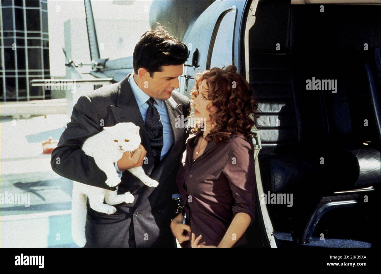 Rupert Everett & Joely Fisher Film: Inspector Gadget (USA 1999) Charaktere: Sanford Scolex & Brenda / Robobrenda Regie: David Kellogg 18 July 1999 **WARNUNG** Dieses Foto ist nur für redaktionelle Zwecke bestimmt und unterliegt dem Copyright von WALT DISNEY PICTURESDIC ENTERTAINMENT und/oder des Fotografen, der von der Film- oder Produktionsfirma beauftragt wurde und darf nur durch Publikationen im Zusammenhang mit der Bewerbung des oben genannten Films reproduziert werden. Eine obligatorische Gutschrift für WALT DISNEY PICTURESDIC-UNTERHALTUNG ist erforderlich. Der Fotograf sollte auch bei Bekanntwerden des Fotos gutgeschrieben werden. Ohne kann keine kommerzielle Nutzung gewährt werden Stockfoto