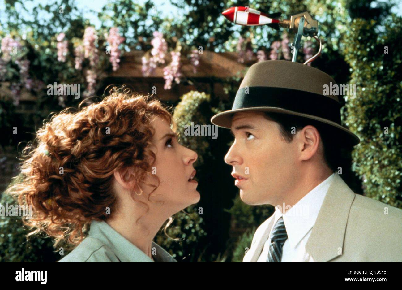 Joely Fisher & Matthew Broderick Film: Inspector Gadget (USA 1999) Charaktere: Brenda / Robobrenda,Inspector Gadget Regie: David Kellogg 18 July 1999 **WARNUNG** Dieses Foto ist nur für redaktionelle Zwecke bestimmt und unterliegt dem Copyright von WALT DISNEY PICTURESDIC ENTERTAINMENT und/oder des Fotografen, der von der Film- oder Produktionsfirma beauftragt wurde und darf nur durch Publikationen im Zusammenhang mit der Bewerbung des oben genannten Films reproduziert werden. Eine obligatorische Gutschrift für WALT DISNEY PICTURESDIC-UNTERHALTUNG ist erforderlich. Der Fotograf sollte auch bei Bekanntwerden des Fotos gutgeschrieben werden. Mit kann keine kommerzielle Nutzung gewährt werden Stockfoto