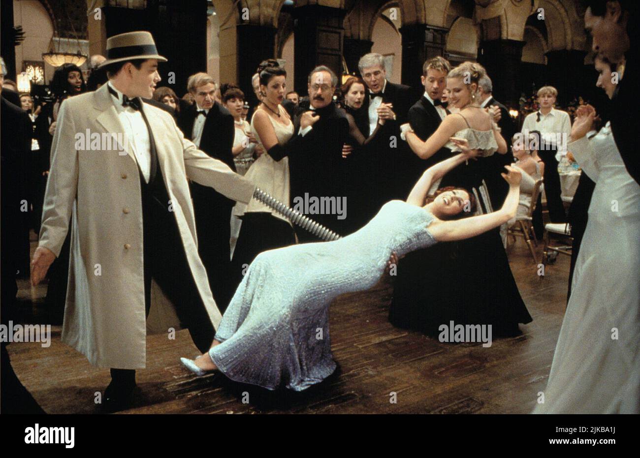 Matthew Broderick & Joely Fisher Film: Inspector Gadget (USA 1999) Charaktere: Inspector Gadget,Brenda / Robobrenda Regie: David Kellogg 18 July 1999 **WARNUNG** Dieses Foto ist nur für redaktionelle Zwecke bestimmt und unterliegt dem Copyright von WALT DISNEY PICTURESDIC ENTERTAINMENT und/oder des Fotografen, der von der Film- oder Produktionsfirma beauftragt wurde und darf nur durch Publikationen im Zusammenhang mit der Bewerbung des oben genannten Films reproduziert werden. Eine obligatorische Gutschrift für WALT DISNEY PICTURESDIC-UNTERHALTUNG ist erforderlich. Der Fotograf sollte auch bei Bekanntwerden des Fotos gutgeschrieben werden. Mit kann keine kommerzielle Nutzung gewährt werden Stockfoto