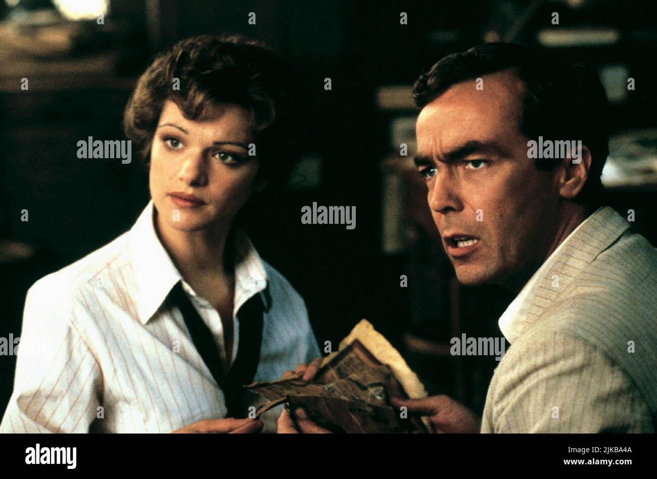 Rachel Weisz & John Hannah Film: The Mummy (USA 1999) Charaktere: Evelyn Carnahan & Jonathan Carnahan Regie: Stephen Sommers 16 April 1999 **WARNUNG** Dieses Foto ist nur für redaktionelle Verwendung bestimmt und unterliegt dem Copyright von UNIVERSAL-BILDERN und/oder dem Fotografen, der von der Film- oder Produktionsfirma beauftragt wurde und darf nur von Publikationen im Zusammenhang mit der Bewerbung des oben genannten Films reproduziert werden. Eine obligatorische Gutschrift für UNIVERSELLE BILDER ist erforderlich. Der Fotograf sollte auch bei Bekanntwerden des Fotos gutgeschrieben werden. Ohne schriftliche Genehmigung der Film Company kann keine kommerzielle Nutzung gewährt werden. Stockfoto