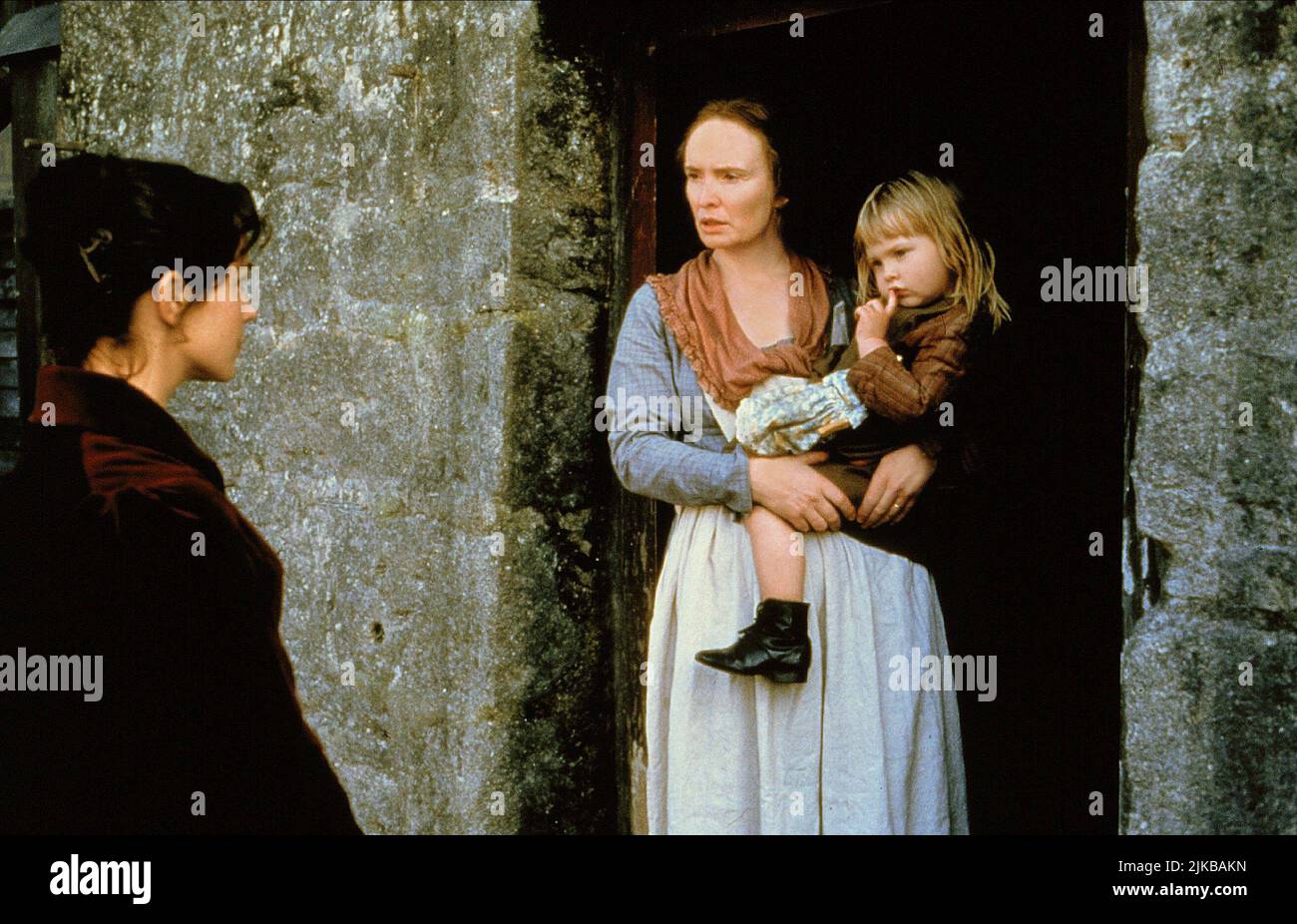 Frances O'Connor & Lindsay Duncan Film: Mansfield Park (UK 1999) Charaktere: Fanny Price & Mrs. Price Regie: Patricia Rozema 27. August 1999 **WARNUNG** Dieses Foto ist nur für den redaktionellen Gebrauch bestimmt und unterliegt dem Copyright von BBC-FILMEN und/oder dem von der Film- oder Produktionsfirma beauftragten Fotografen.Es kann nur von Publikationen im Zusammenhang mit der Bewerbung des oben genannten Films reproduziert werden. Eine obligatorische Gutschrift für BBC-FILME ist erforderlich. Der Fotograf sollte auch bei Bekanntwerden des Fotos gutgeschrieben werden. Ohne schriftliche Genehmigung der Film Company kann keine kommerzielle Nutzung gewährt werden. Stockfoto