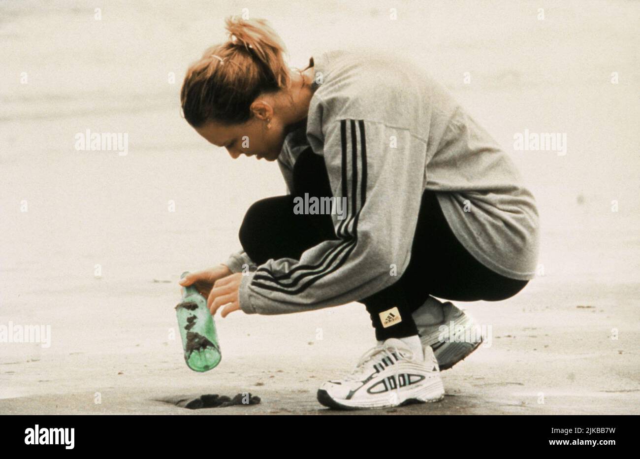 Robin Wright Film Message in A Bottle (USA 1999) Regie: Luis Mandoki 12. Februar 1999 **WARNUNG** dieses Foto ist nur für redaktionelle Zwecke bestimmt und ist urheberrechtlich geschützt von WARNER BROS. Und/oder dem von der Film- oder Produktionsgesellschaft beauftragten Fotografen und dürfen nur durch Veröffentlichungen in Verbindung mit der Werbung für den oben genannten Film reproduziert werden. Eine obligatorische Gutschrift an WARNER BROS. Ist erforderlich. Der Fotograf sollte ebenfalls angerechnet werden, wenn er bekannt ist. Ohne schriftliche Genehmigung der Film Company kann keine kommerzielle Nutzung gewährt werden. Stockfoto