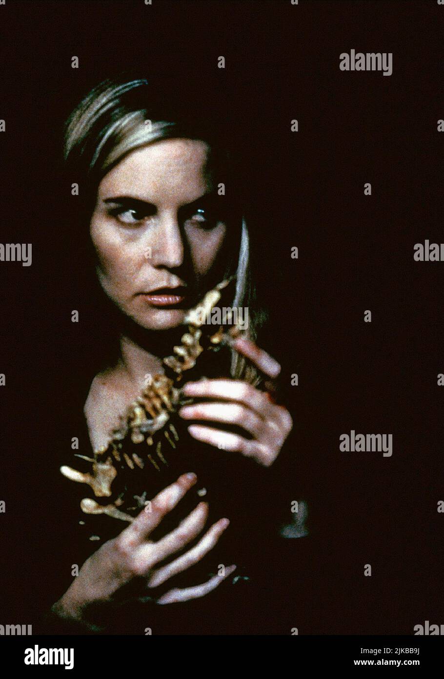Jennifer Jason Leigh Film Existenz (CAN/UK 1999) Charaktere: Allegra Geller Regie: David Cronenberg 16. Februar 1999 **WARNUNG** dieses Foto ist nur für redaktionelle Zwecke bestimmt und unterliegt dem Urheberrecht von DIMENSION Films und/oder dem Fotografen, der von der Film or Production Company beauftragt wurde. Es kann nur durch Veröffentlichungen in Verbindung mit der Werbung für den oben genannten Film reproduziert werden. Für die ABMESSUNG VON Filmen ist eine obligatorische Gutschrift erforderlich. Der Fotograf sollte ebenfalls angerechnet werden, wenn er bekannt ist. Ohne schriftliche Genehmigung der Film Company kann keine kommerzielle Nutzung gewährt werden. Stockfoto