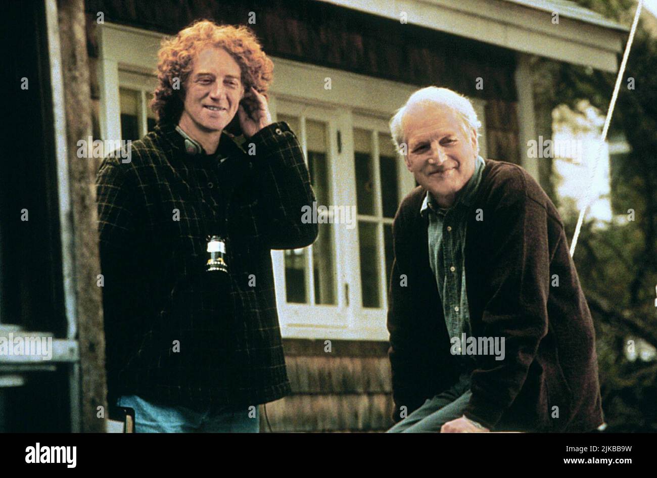 Luis Mandoki & Paul Newman Film Message in A Bottle (USA 1999) Charaktere: & Dodge Blake Regie: Luis Mandoki 12. Februar 1999 **WARNUNG** dieses Foto ist nur für redaktionelle Zwecke bestimmt und ist urheberrechtlich geschützt von WARNER BROS. Und/oder dem von der Film- oder Produktionsgesellschaft beauftragten Fotografen und dürfen nur durch Veröffentlichungen in Verbindung mit der Werbung für den oben genannten Film reproduziert werden. Eine obligatorische Gutschrift an WARNER BROS. Ist erforderlich. Der Fotograf sollte ebenfalls angerechnet werden, wenn er bekannt ist. Ohne schriftliche Genehmigung der Film Company kann keine kommerzielle Nutzung gewährt werden. Stockfoto