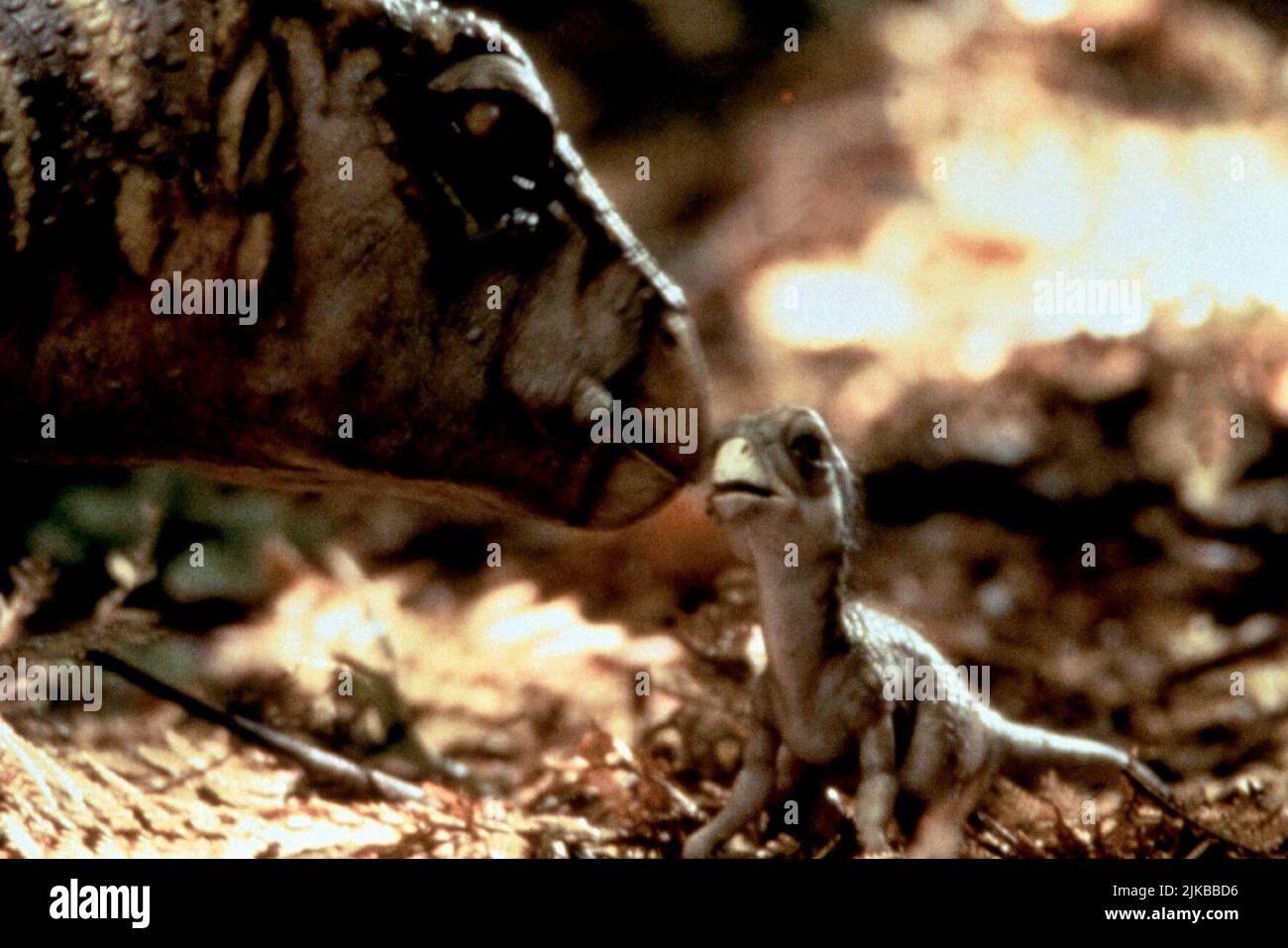Dinosaur with Young Film Walking with Dinosaurs (1999) 01. Mai 1999 **WARNUNG** dieses Foto ist nur für redaktionelle Zwecke bestimmt und unterliegt dem Urheberrecht von BBC und/oder dem von der Film oder Production Company beauftragten Fotografen und kann nur durch Veröffentlichungen in Verbindung mit der Werbung für den oben genannten Film reproduziert werden. Eine obligatorische Gutschrift an die BBC ist erforderlich. Der Fotograf sollte ebenfalls angerechnet werden, wenn er bekannt ist. Ohne schriftliche Genehmigung der Film Company kann keine kommerzielle Nutzung gewährt werden. Stockfoto