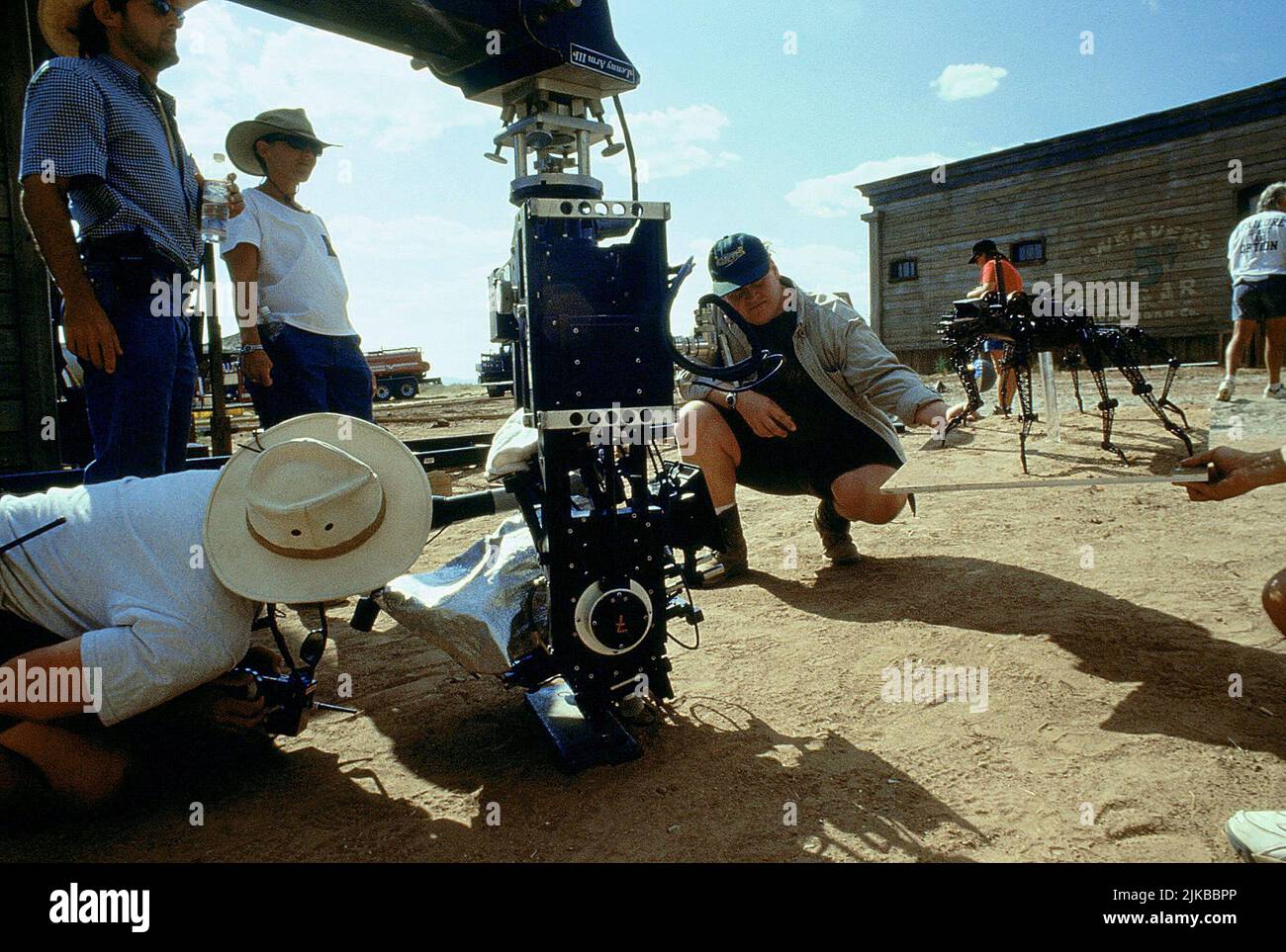 Special Effects Scene Film: Wild Wild West (1999) Regie: Barry Sonnenfeld 30 June 1999 **WARNUNG** Dieses Foto ist nur für redaktionelle Zwecke bestimmt und unterliegt dem Copyright von WARNER BROS und/oder des Fotografen, der von der Film- oder Produktionsfirma beauftragt wurde, und kann nur von Publikationen im Zusammenhang mit der Bewerbung des oben genannten Films reproduziert werden. Eine obligatorische Gutschrift an WARNER BROS ist erforderlich. Der Fotograf sollte auch bei Bekanntwerden des Fotos gutgeschrieben werden. Ohne schriftliche Genehmigung der Film Company kann keine kommerzielle Nutzung gewährt werden. Stockfoto