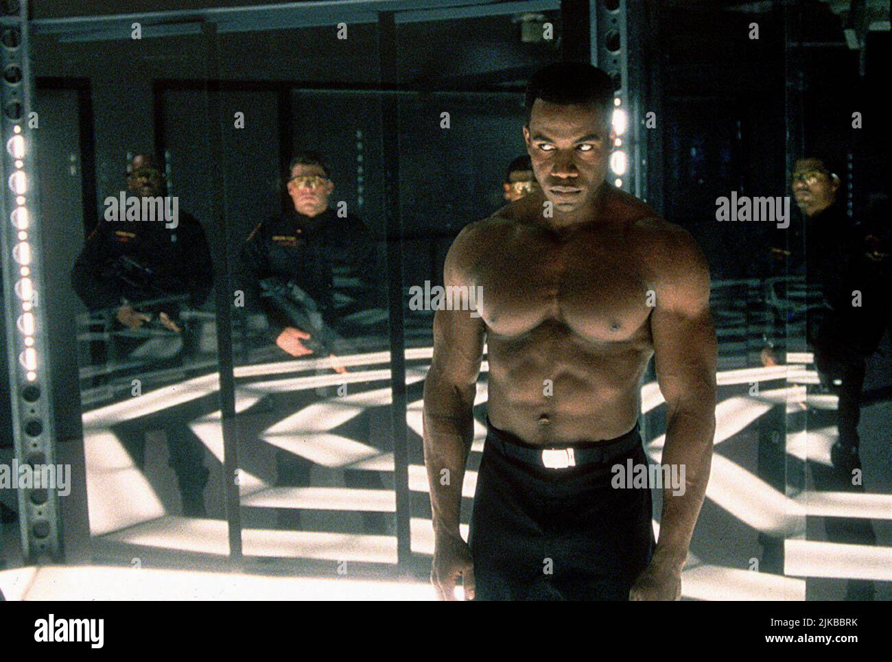 Jean-Claude Van Damme Film Universal Soldier: The Return (1999) Charaktere: Luc Deveraux Regie: MIC Rodgers 04. Juli 1999 **WARNUNG** dieses Foto ist nur für redaktionelle Zwecke bestimmt und unterliegt dem Copyright von TRISTAR und/oder dem Fotografen, der von der Film- oder Produktionsgesellschaft zugewiesen wurde. Es kann nur durch Veröffentlichungen in Verbindung mit der Werbung für den obigen Film reproduziert werden. Es ist eine obligatorische Gutschrift für TRISTAR erforderlich. Der Fotograf sollte ebenfalls angerechnet werden, wenn er bekannt ist. Ohne schriftliche Genehmigung der Film Company kann keine kommerzielle Nutzung gewährt werden. Stockfoto