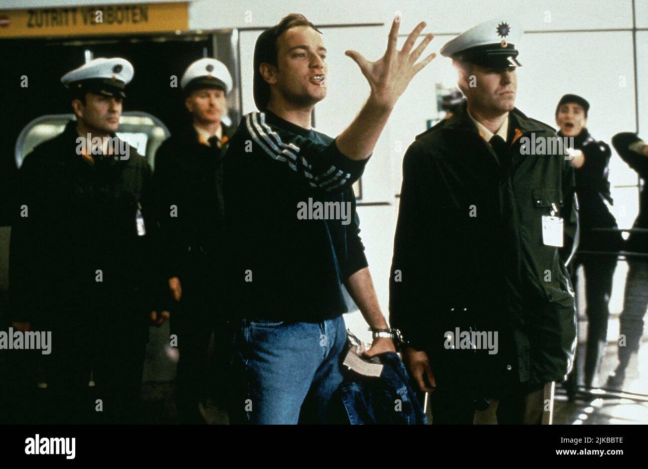 Ewan Mcgregor Film: Rogue Trader (1999) Charaktere: Nick Leeson Regie: James Dearden 25 June 1999 **WARNUNG** Dieses Foto ist nur für redaktionelle Zwecke bestimmt und unterliegt dem Copyright von PATHE und/oder dem Fotografen, der von der Film- oder Produktionsfirma beauftragt wurde, und kann nur von Publikationen im Zusammenhang mit der Bewerbung des oben genannten Films reproduziert werden. Eine obligatorische Gutschrift an PATHE ist erforderlich. Der Fotograf sollte auch bei Bekanntwerden des Fotos gutgeschrieben werden. Ohne schriftliche Genehmigung der Film Company kann keine kommerzielle Nutzung gewährt werden. Stockfoto