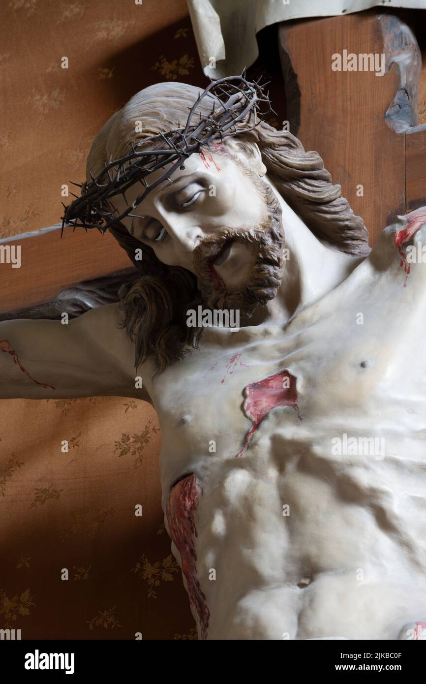 MIERA, ITALIEN - 7. MÄRZ 2022: Das Detail der geschnitzten polychromen Statue der Kreuzigung in der Kirche Chiesa di San Francesco Assisi von einem unbekannten Künstler. Stockfoto
