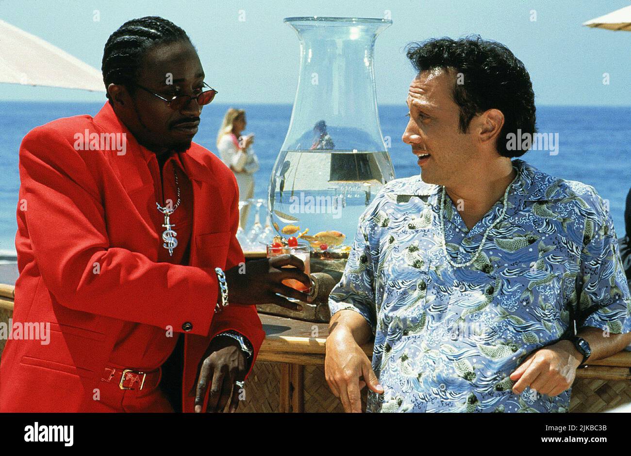 Eddie Griffin & Rob Schneider Film: Deuce Bigalow: Männlich Gigolo (USA 1999) Charaktere: T.J. Hicks & Deuce Bigalow Director: Mike Mitchell 02 December 1999 **WARNUNG** Dieses Foto ist nur für den redaktionellen Gebrauch bestimmt und unterliegt dem Copyright von TOUCHSTONE-BILDERN und/oder dem von der Film- oder Produktionsfirma beauftragten Fotografen.Es kann nur von Publikationen im Zusammenhang mit der Bewerbung des oben genannten Films reproduziert werden. Eine obligatorische Gutschrift für DIE TOUCHSTONE-BILDER ist erforderlich. Der Fotograf sollte auch bei Bekanntwerden des Fotos gutgeschrieben werden. Ohne schriftliche Genehmigung des Films C kann keine kommerzielle Nutzung gewährt werden Stockfoto