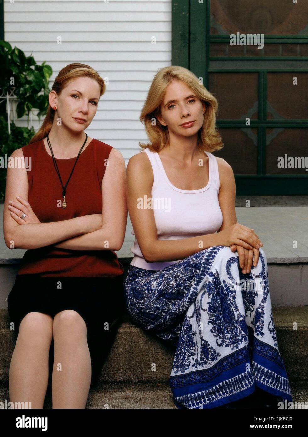 Melissa Gilbert & Rosanna Arquette Film: Switched At Birth; Irre Identity; Two Babies: Switched At Birth (1999) Charaktere: Sarah Barlow & Linda Wells Regie: Douglas Barr 24 November 1999 **WARNUNG** Dieses Foto ist nur für redaktionelle Zwecke bestimmt und unterliegt dem Copyright von CBS und/oder des Fotografen, der von der Film- oder Produktionsfirma beauftragt wurde und darf nur von Publikationen im Zusammenhang mit der Bewerbung des oben genannten Films reproduziert werden. Eine obligatorische Gutschrift an CBS ist erforderlich. Der Fotograf sollte auch bei Bekanntwerden des Fotos gutgeschrieben werden. Ohne schriftliche Genehmigung von t kann keine kommerzielle Nutzung gewährt werden Stockfoto