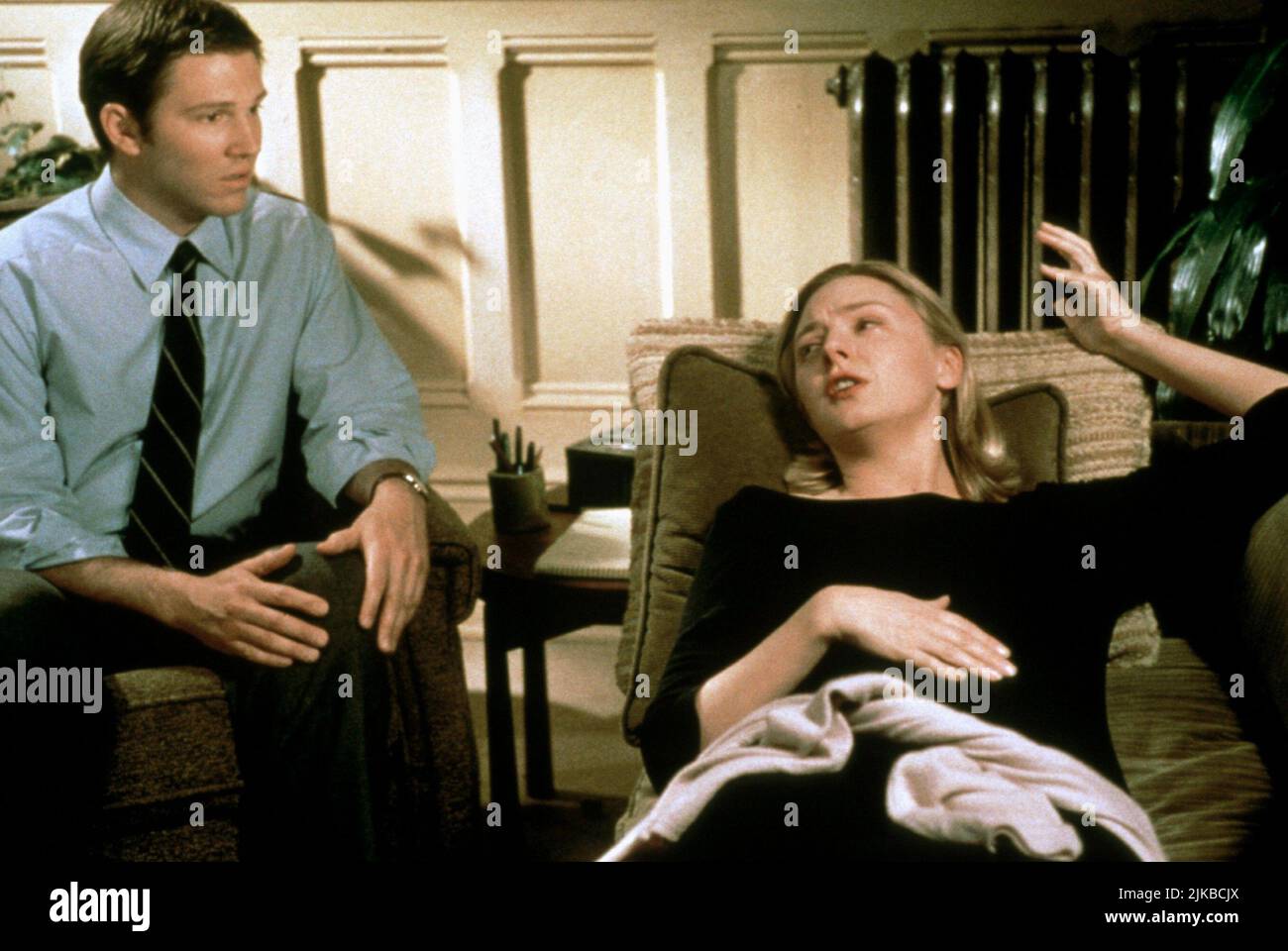 Loren Dean & Hope Davis Film: Mumford (1999) Charaktere: Mumford & Sofie Crisp Regie: Lawrence Kasdan 11 September 1999 **WARNUNG** Dieses Foto ist nur für redaktionelle Verwendung bestimmt und unterliegt dem Copyright von TOUCHSTONE-BILDERN und/oder dem Fotografen, der von der Film- oder Produktionsgesellschaft beauftragt wurde und darf nur von Publikationen im Zusammenhang mit der Bewerbung des oben genannten Films reproduziert werden. Eine obligatorische Gutschrift für DIE TOUCHSTONE-BILDER ist erforderlich. Der Fotograf sollte auch bei Bekanntwerden des Fotos gutgeschrieben werden. Ohne schriftliche Genehmigung der Film Company kann keine kommerzielle Nutzung gewährt werden. Stockfoto