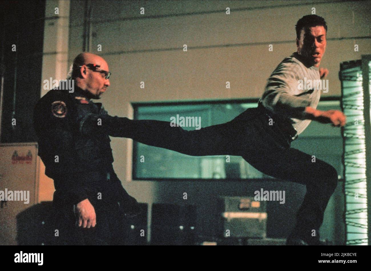 Bill Goldberg & Jean-Claude Van Damme Film Universal Soldier: The Return (1999) Charaktere: Romeo / UniSol 2500, Luc Deveraux Regie: MIC Rodgers 04. Juli 1999 **WARNUNG** dieses Foto ist nur für redaktionelle Zwecke bestimmt und unterliegt dem Copyright von TRISTAR und/oder dem Fotografen, der von der Film- oder Produktionsgesellschaft zugewiesen wurde. Es ist eine obligatorische Gutschrift für TRISTAR erforderlich. Der Fotograf sollte ebenfalls angerechnet werden, wenn er bekannt ist. Ohne schriftliche Genehmigung der Film Company kann keine kommerzielle Nutzung gewährt werden. Stockfoto