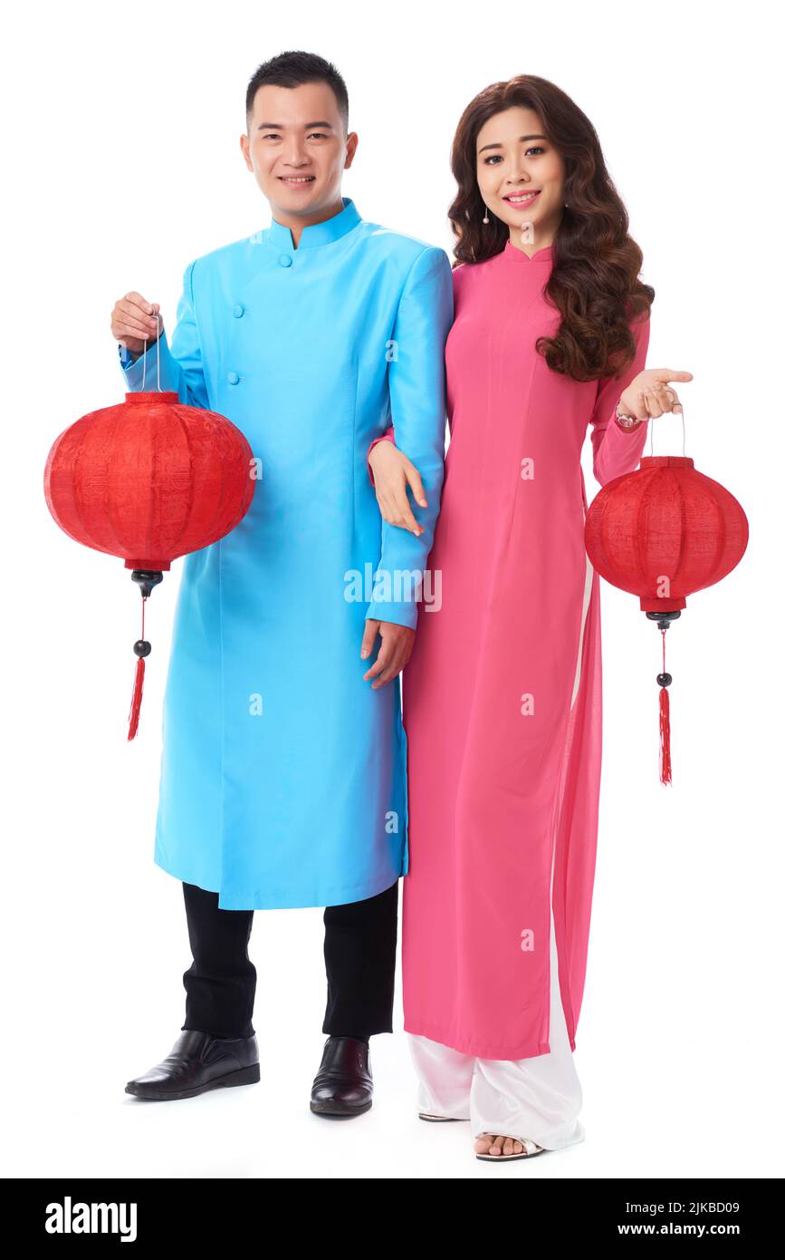 Vietnamesisches junges Paar in traditionellen Kleidern mit Papierlaternen Stockfoto