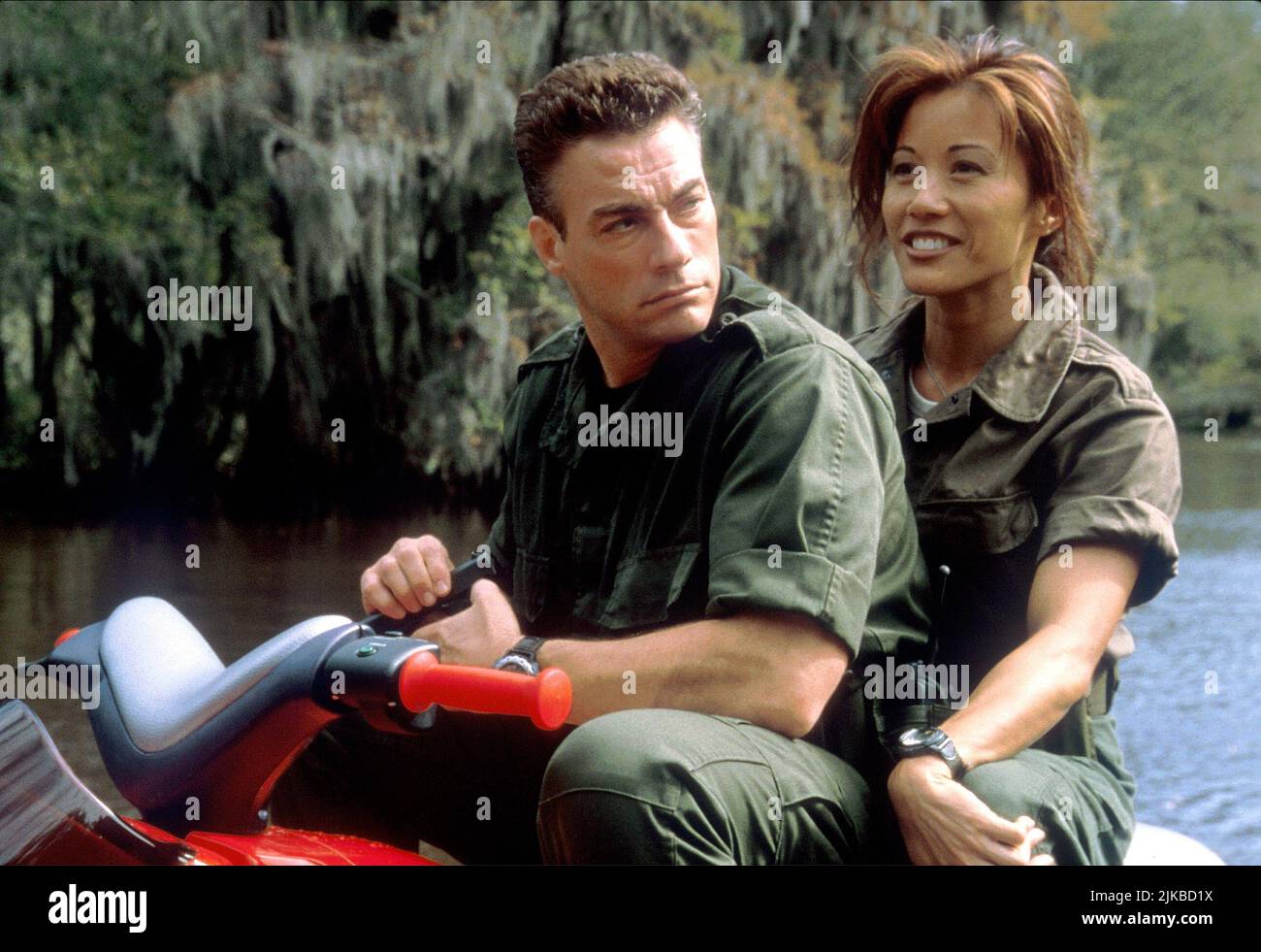 Jean-Claude Van Damme & Kiana Tom Film Universal Soldier: The Return (1999) Charaktere: Luc Deveraux, Maggie Regie: MIC Rodgers 04. Juli 1999 **WARNUNG** dieses Foto ist nur für redaktionelle Zwecke bestimmt und unterliegt dem Urheberrecht von TRISTAR und/oder dem Fotografen, der von der Film- oder Produktionsgesellschaft zugewiesen wurde. Es ist eine obligatorische Gutschrift für TRISTAR erforderlich. Der Fotograf sollte ebenfalls angerechnet werden, wenn er bekannt ist. Ohne schriftliche Genehmigung der Film Company kann keine kommerzielle Nutzung gewährt werden. Stockfoto