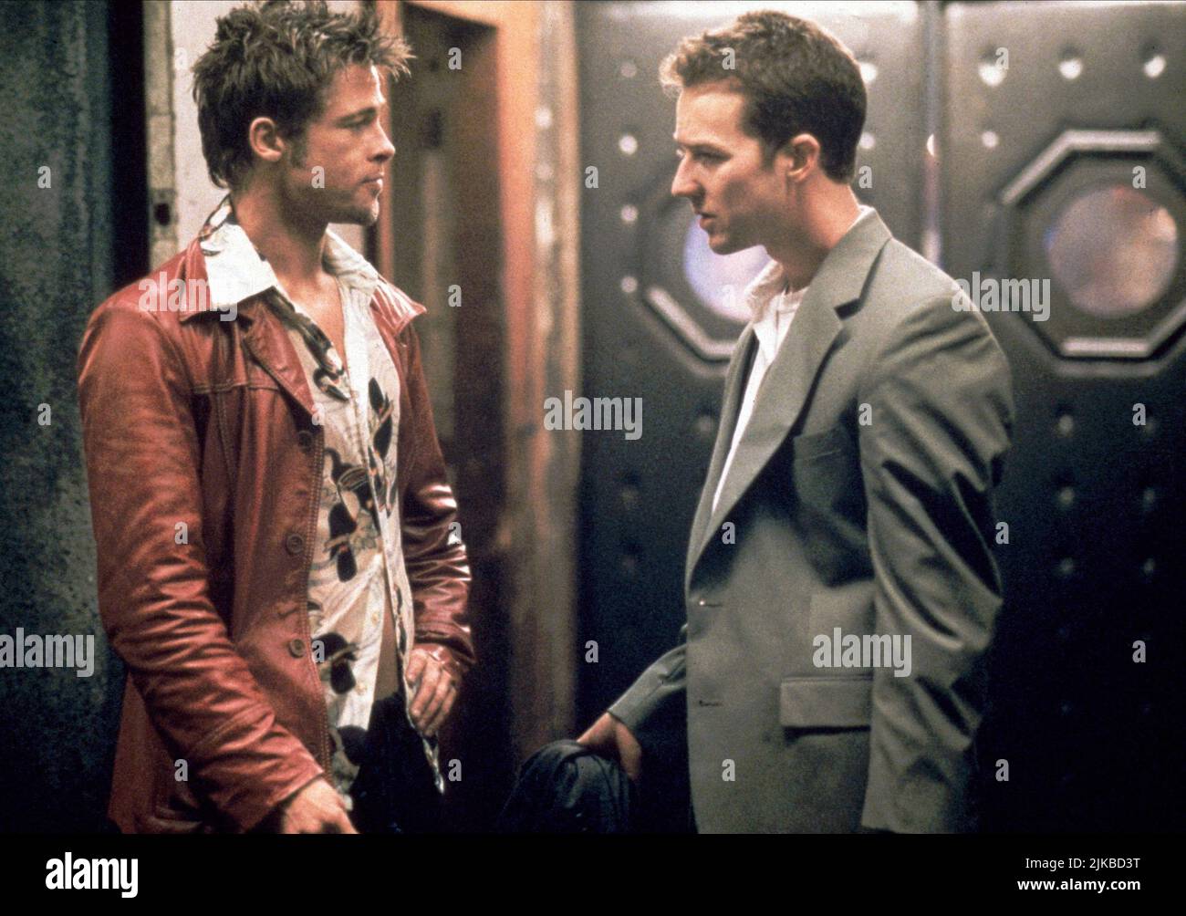 Brad Pitt & Edward Norton Film Fight Club (USA/DE 1999) Charaktere: Tyler Durden, der Erzähler Regisseur: David Fincher 10. September 1999 **WARNUNG** dieses Foto ist nur für redaktionelle Zwecke bestimmt und unterliegt dem Copyright von 20TH CENTURY FOX und/oder dem Fotografen, der von der Film or Production Company zugewiesen wurde. Eine obligatorische Gutschrift für 20TH CENTURY FOX ist erforderlich. Der Fotograf sollte ebenfalls angerechnet werden, wenn er bekannt ist. Ohne schriftliche Genehmigung der Film Company kann keine kommerzielle Nutzung gewährt werden. Stockfoto