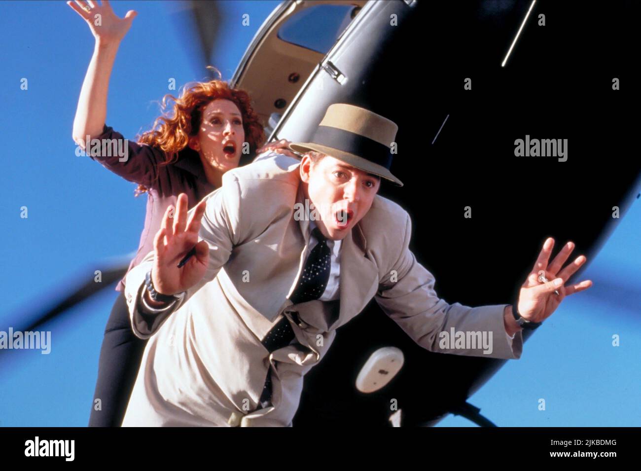 Joely Fisher & Matthew Broderick Film: Inspector Gadget (USA 1999) Charaktere: Brenda / Robobrenda, Inspector Gadget Regie: David Kellogg 18 July 1999 **WARNUNG** Dieses Foto ist nur für redaktionelle Zwecke bestimmt und unterliegt dem Copyright von WALT DISNEY PICTURESDIC ENTERTAINMENT und/oder des Fotografen, der von der Film- oder Produktionsfirma beauftragt wurde und darf nur durch Publikationen im Zusammenhang mit der Bewerbung des oben genannten Films reproduziert werden. Eine obligatorische Gutschrift für WALT DISNEY PICTURESDIC-UNTERHALTUNG ist erforderlich. Der Fotograf sollte auch bei Bekanntwerden des Fotos gutgeschrieben werden. Es kann keine kommerzielle Nutzung gewährt werden Stockfoto
