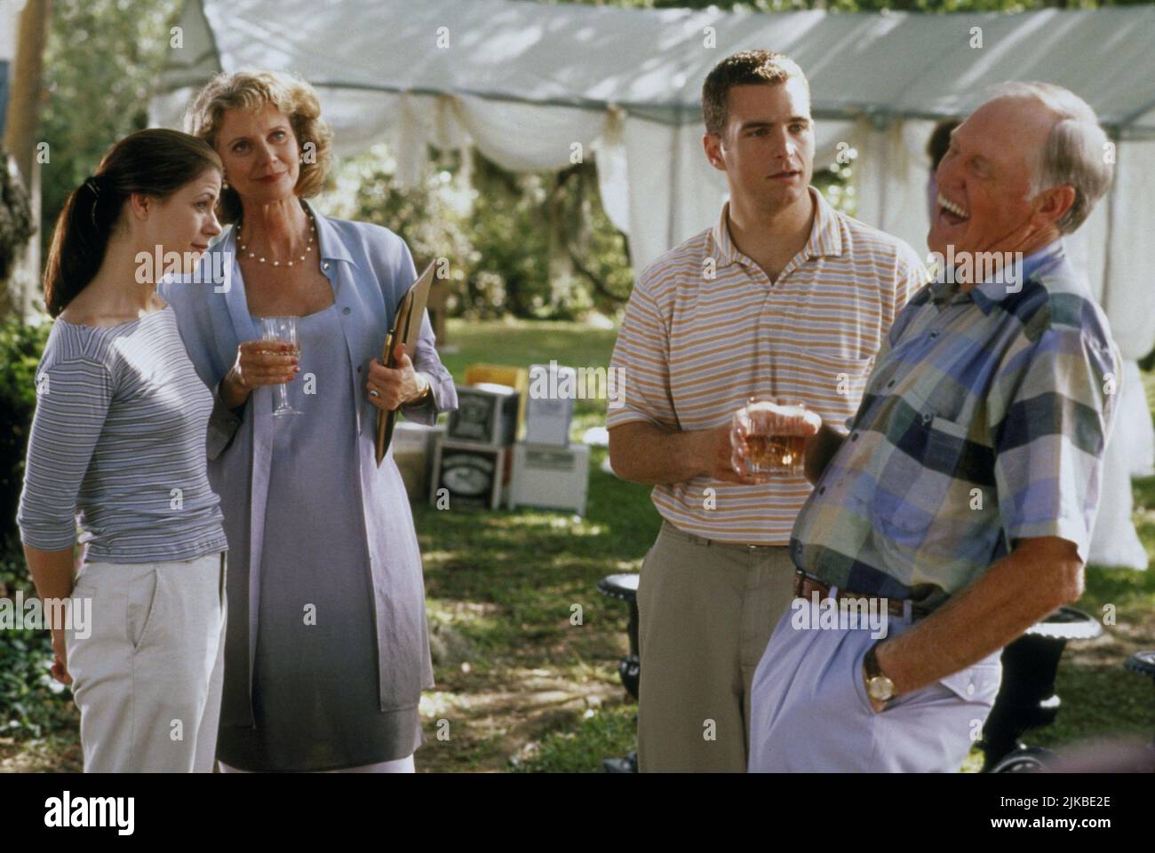 Maura Tierney, Blythe Danner, David Strickland & Ronny Cox Film: Forces of Nature (USA 1999) Charaktere: Bridget Cahill,Virginia,Steve Montgomery & Hadley Regie: Bronwen Hughes 12. März 1999 **WARNUNG** Dieses Foto ist nur für redaktionelle Zwecke bestimmt und unterliegt dem Copyright von DREAMWORKS SKG und/oder des Fotografen, der von der Film- oder Produktionsfirma beauftragt wurde, und kann nur von Publikationen im Zusammenhang mit der Bewerbung des oben genannten Films reproduziert werden. Eine obligatorische Gutschrift an DREAMWORKS SKG ist erforderlich. Der Fotograf sollte auch bei Bekanntwerden des Fotos gutgeschrieben werden. Ohne wri kann keine kommerzielle Nutzung gewährt werden Stockfoto