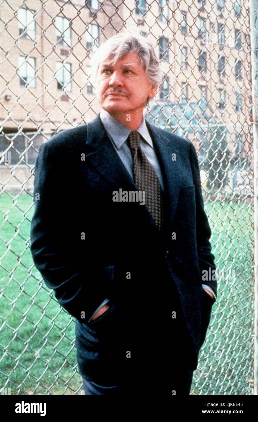 Charles Bronson Film: Family of Cops III: Under Suspicion (TV-Film) Charaktere: Paul Fein Can/USA 1999, Regie: Sheldon Larry 12 January 1999 **WARNUNG** Dieses Foto ist nur für den redaktionellen Gebrauch bestimmt und unterliegt dem Copyright von CBS und/oder des Fotografen, der von der Film- oder Produktionsfirma beauftragt wurde und darf nur von Publikationen im Zusammenhang mit der Bewerbung des oben genannten Films reproduziert werden. Eine obligatorische Gutschrift an CBS ist erforderlich. Der Fotograf sollte auch bei Bekanntwerden des Fotos gutgeschrieben werden. Ohne schriftliche Genehmigung der Film Company kann keine kommerzielle Nutzung gewährt werden. Stockfoto