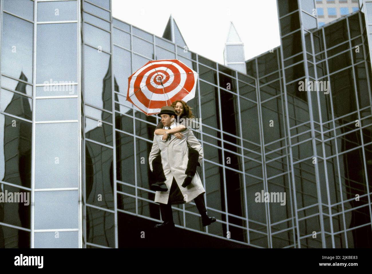 Matthew Broderick & Joely Fisher Film: Inspector Gadget (USA 1999) Charaktere: Inspector Gadget & Brenda / Robobrenda Regie: David Kellogg 18 July 1999 **WARNUNG** Dieses Foto ist nur für redaktionelle Zwecke bestimmt und unterliegt dem Copyright von WALT DISNEY PICTURESDIC ENTERTAINMENT und/oder des Fotografen, der von der Film- oder Produktionsfirma beauftragt wurde und darf nur durch Publikationen im Zusammenhang mit der Bewerbung des oben genannten Films reproduziert werden. Eine obligatorische Gutschrift für WALT DISNEY PICTURESDIC-UNTERHALTUNG ist erforderlich. Der Fotograf sollte auch bei Bekanntwerden des Fotos gutgeschrieben werden. Es kann keine kommerzielle Nutzung von wi gewährt werden Stockfoto