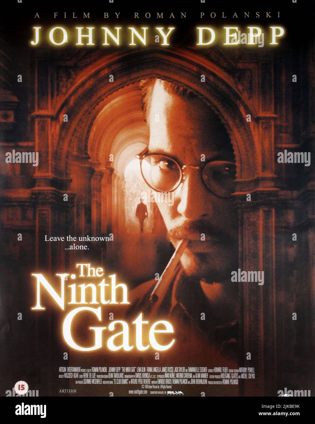 Johnny Depp Poster Film The Neunth Gate (FR/E/USA 1999) Regie: Roman Polanski 25. August 1999 **WARNUNG** dieses Foto ist nur für redaktionelle Zwecke bestimmt und unterliegt dem Urheberrecht der HANDWERKLICHEN UNTERHALTUNG und/oder des Fotografen, der von der Film- oder Produktionsgesellschaft beauftragt wurde. Es darf nur durch Veröffentlichungen in Verbindung mit der Werbung für den oben genannten Film reproduziert werden. Eine obligatorische Gutschrift für HANDWERKLICHE UNTERHALTUNG ist erforderlich. Der Fotograf sollte ebenfalls angerechnet werden, wenn er bekannt ist. Ohne schriftliche Genehmigung der Film Company kann keine kommerzielle Nutzung gewährt werden. Stockfoto