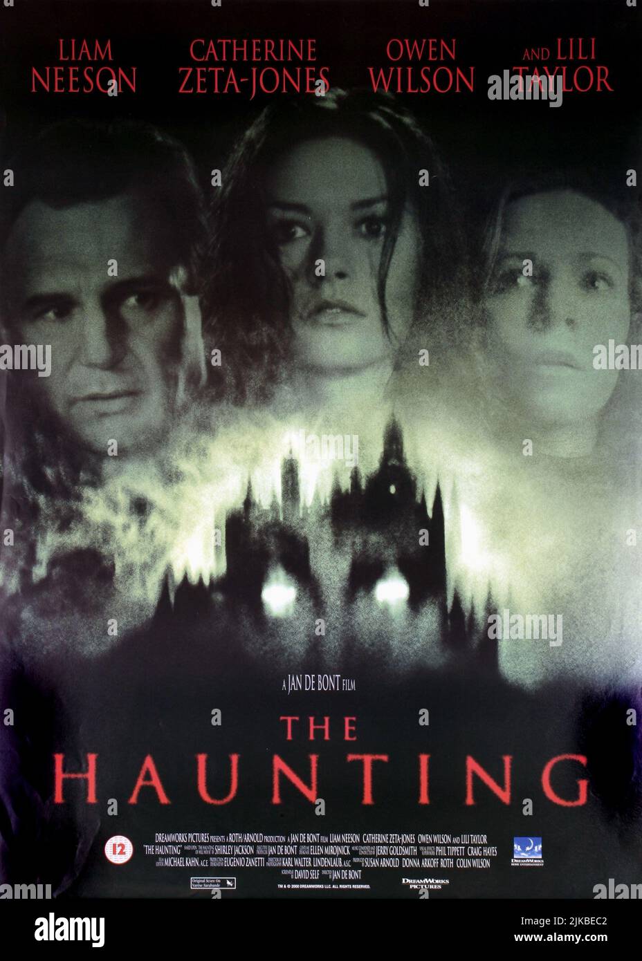 Liam Neeson, Catherine Zeta Jones & Lili Taylor Poster Film: The Haunting (1999) Charaktere: Dr. David Marrow, & Regie: Jan De Bont 20 July 1999 **WARNUNG** Dieses Foto ist nur für redaktionelle Zwecke bestimmt und unterliegt dem Copyright von DREAMWORKS und/oder des Fotografen, der von der Film- oder Produktionsfirma beauftragt wurde, und kann nur von Publikationen im Zusammenhang mit der Bewerbung des oben genannten Films reproduziert werden. Eine obligatorische Gutschrift an DREAMWORKS ist erforderlich. Der Fotograf sollte auch bei Bekanntwerden des Fotos gutgeschrieben werden. Ohne schriftliche Genehmigung der Film Company kann keine kommerzielle Nutzung gewährt werden. Stockfoto