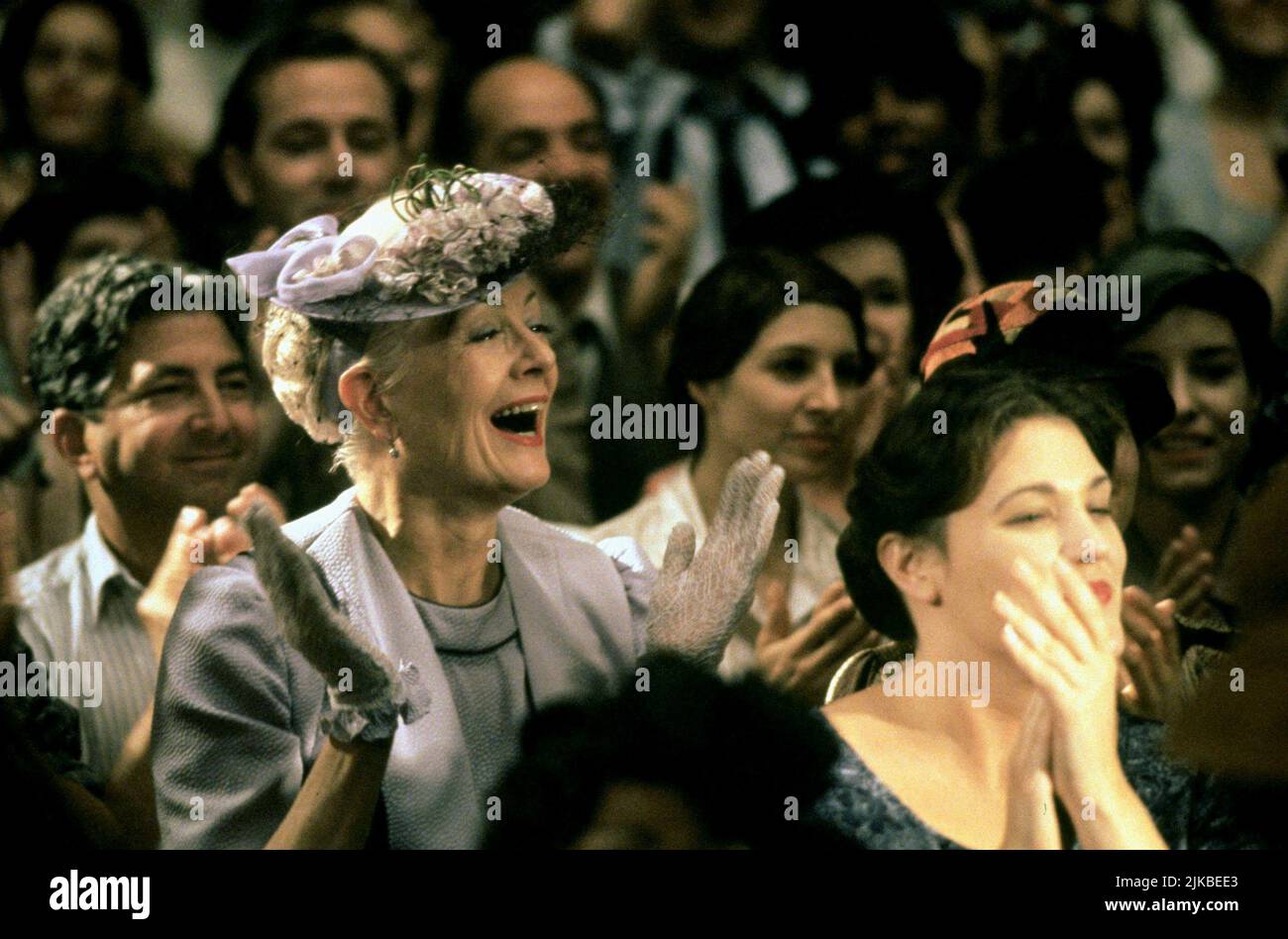 Vanessa Redgrave Film: Cradle will Rock (1999) Charaktere: Gräfin Constance LaGrange Regie: Tim Robbins 18 May 1999 **WARNUNG** Dieses Foto ist nur für den redaktionellen Gebrauch bestimmt und unterliegt dem Copyright von TOUCHSTONE-BILDERN und/oder dem Fotografen, der von der Film- oder Produktionsfirma beauftragt wurde und darf nur von Publikationen im Zusammenhang mit der Bewerbung des oben genannten Films reproduziert werden. Eine obligatorische Gutschrift für DIE TOUCHSTONE-BILDER ist erforderlich. Der Fotograf sollte auch bei Bekanntwerden des Fotos gutgeschrieben werden. Ohne schriftliche Genehmigung der Film Company kann keine kommerzielle Nutzung gewährt werden. Stockfoto