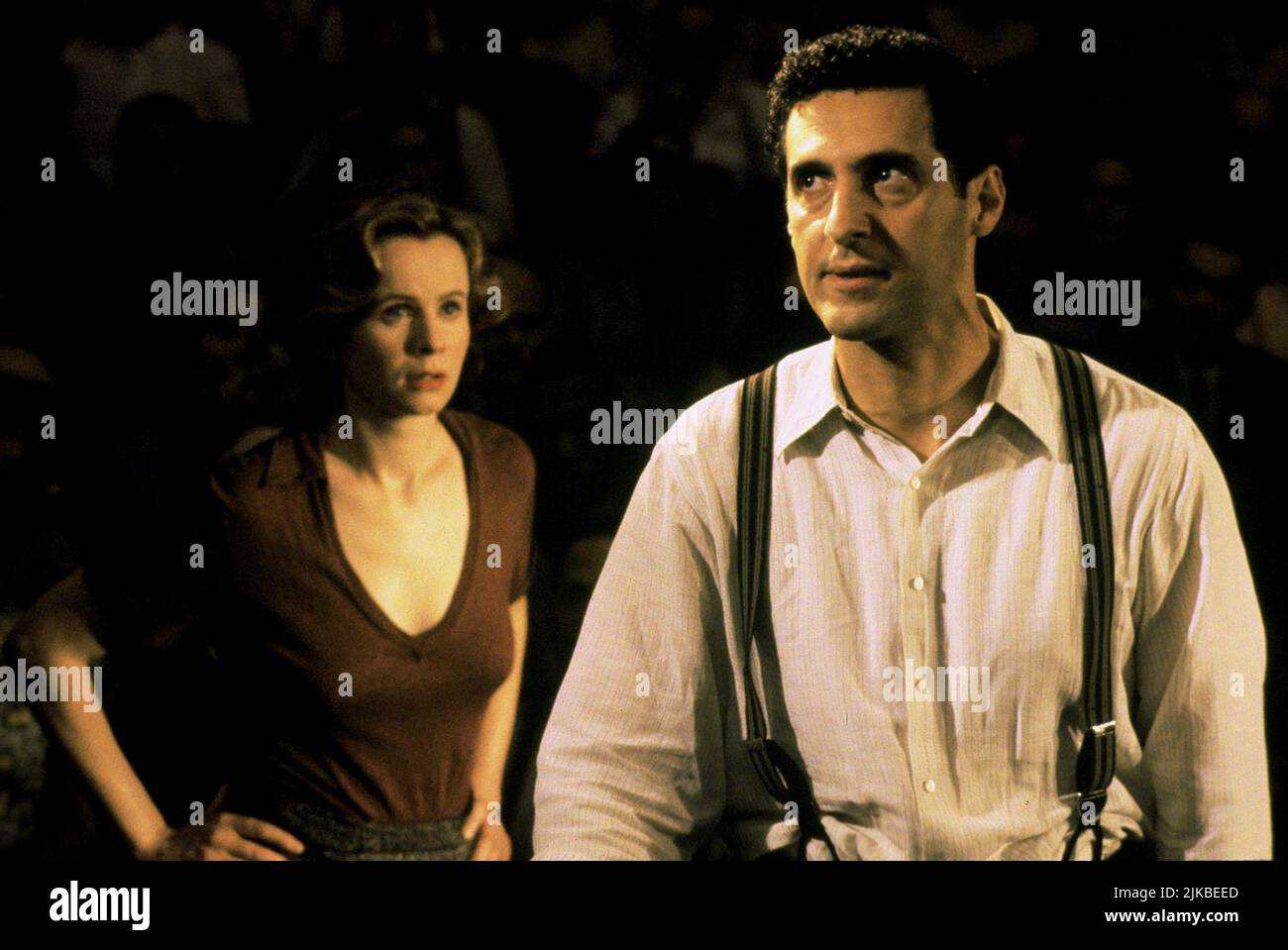 Emily Watson & John Turturro Film Cradle will Rock (1999) Charaktere: Olive Stanton & Aldo Silvano Regie: Tim Robbins 18. Mai 1999 **WARNUNG** dieses Foto ist nur für redaktionelle Zwecke bestimmt und unterliegt dem Copyright von TOUCHSTONE PICTURES und/oder dem Fotografen, der von der Film or Production Company zugewiesen wurde. Es kann nur durch Veröffentlichungen in Verbindung mit der Werbung für den oben genannten Film reproduziert werden. Es ist eine obligatorische Gutschrift für TOUCHSTONE-BILDER erforderlich. Der Fotograf sollte ebenfalls angerechnet werden, wenn er bekannt ist. Ohne schriftliche Genehmigung der Film Company kann keine kommerzielle Nutzung gewährt werden. Stockfoto