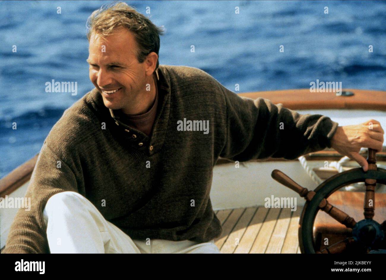 Kevin Costner Film: Message in A Bottle (USA 1999) Charaktere: Garret Blake Regie: Luis Mandoki 12 February 1999 **WARNUNG** Dieses Foto ist nur für redaktionelle Zwecke bestimmt und unterliegt dem Copyright von WARNER BROS. Und/oder des Fotografen, der von der Film- oder Produktionsfirma beauftragt wurde und nur durch Publikationen im Zusammenhang mit der Bewerbung des oben genannten Films reproduziert werden kann. Eine obligatorische Gutschrift an WARNER BROS. Ist erforderlich. Der Fotograf sollte auch bei Bekanntwerden des Fotos gutgeschrieben werden. Ohne schriftliche Genehmigung der Film Company kann keine kommerzielle Nutzung gewährt werden. Stockfoto