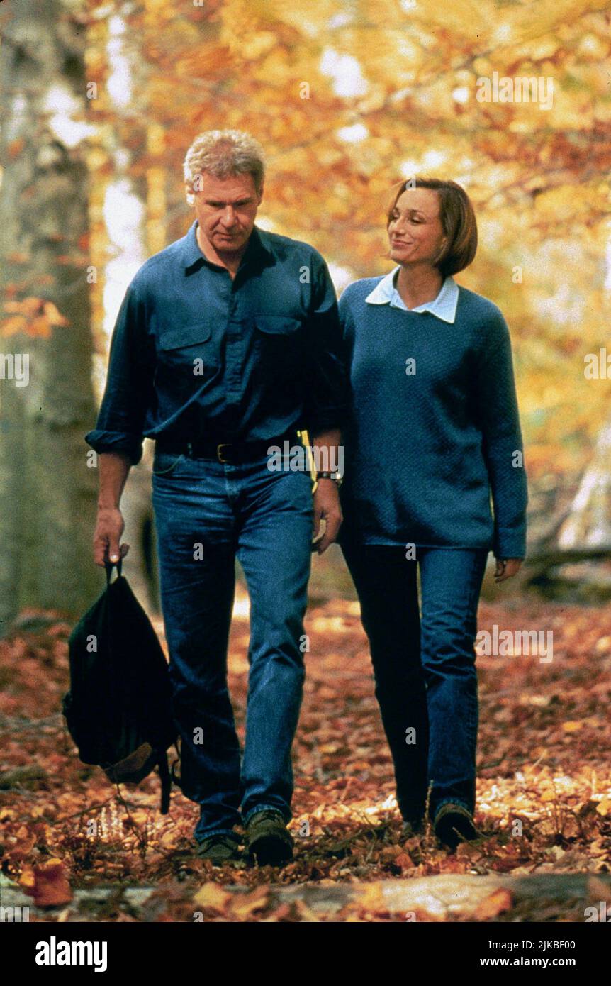 Harrison Ford & Kristin Scott Thomas Film: Random Hearts (USA 1999) Charaktere: Niederländisch Van Den Broeck & Kay Chandler / Literaturverfilmung (nach dem Buch von Warren Adler) Regie: Sydney Pollack 03 October 1999 **WARNUNG** Dieses Foto ist nur für den redaktionellen Gebrauch bestimmt und unterliegt dem Copyright von COLUMBIA PICTURES und/oder des Fotografen, der von der Film oder Production Company beauftragt wurde und darf nur von Publikationen im Zusammenhang mit der Bewerbung des oben genannten Films reproduziert werden. Eine obligatorische Gutschrift für COLUMBIA PICTURES ist erforderlich. Der Fotograf sollte auch bei Bekanntwerden des Fotos gutgeschrieben werden. Keine kommerzielle Nutzung Stockfoto