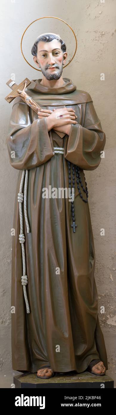 MIERA, ITALIEN - 7. MÄRZ 2022: Die geschnitzte polychrome Statue des heiligen Franziskus von Assisi in der Kirche Chiesa di San Francesco Assisi Stockfoto