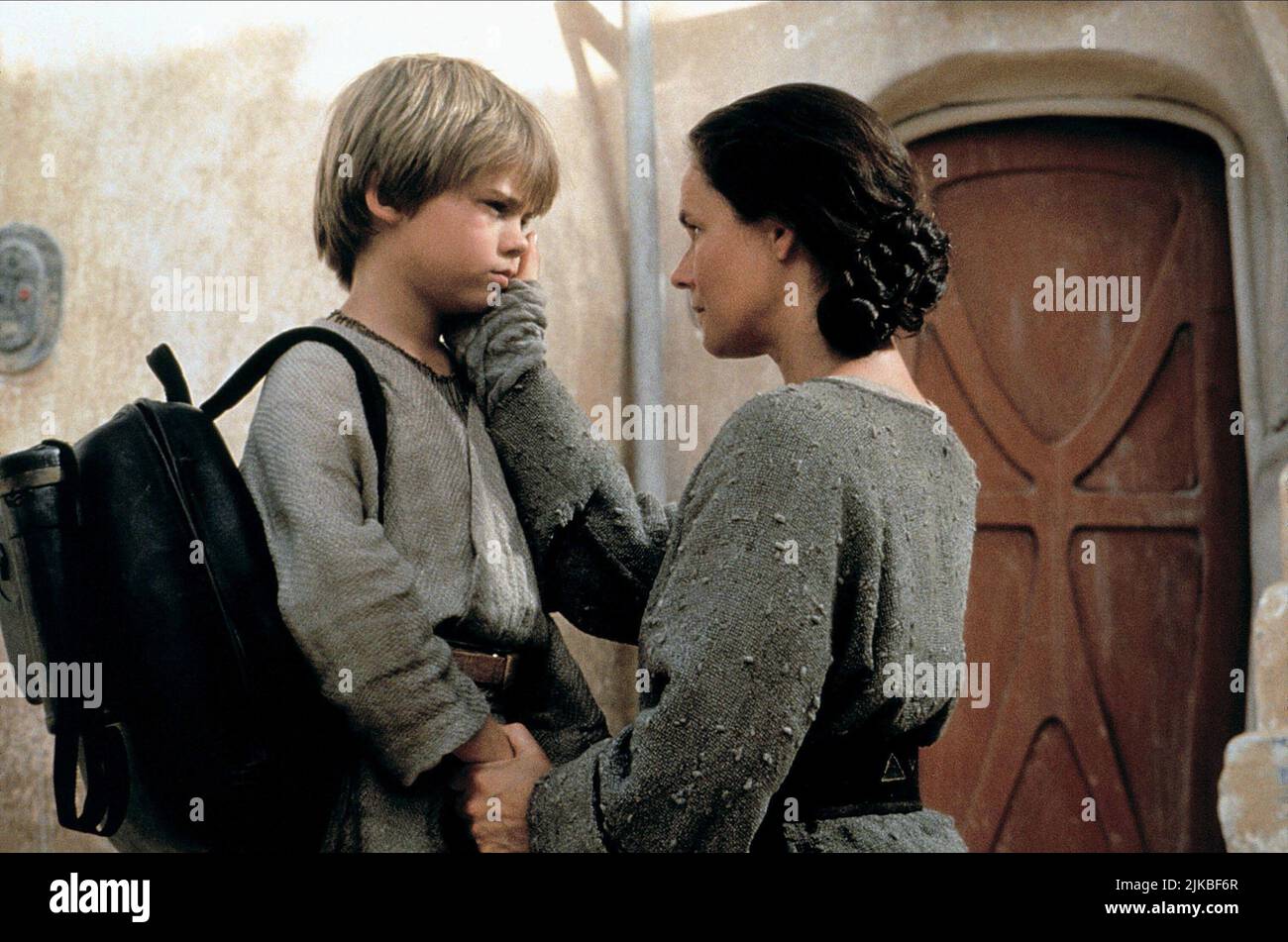 Jake Lloyd & Pernilla August Film: Star Wars: Episode I - The Phantom Menace (USA 1999) Charaktere: Anakin Skywalker & Shmi Skywalker Regie: George Lucas 19 May 1999 **WARNUNG** Dieses Foto ist nur für redaktionelle Zwecke bestimmt und unterliegt dem Copyright von LUCASFILM und/oder dem Fotografen, der von der Film- oder Produktionsfirma beauftragt wurde und darf nur von Publikationen im Zusammenhang mit der Bewerbung des oben genannten Films reproduziert werden. Eine obligatorische Gutschrift an LUCASFILM ist erforderlich. Der Fotograf sollte auch bei Bekanntwerden des Fotos gutgeschrieben werden. Ohne schriftliche Genehmigung der Film Compan kann keine kommerzielle Nutzung gewährt werden Stockfoto