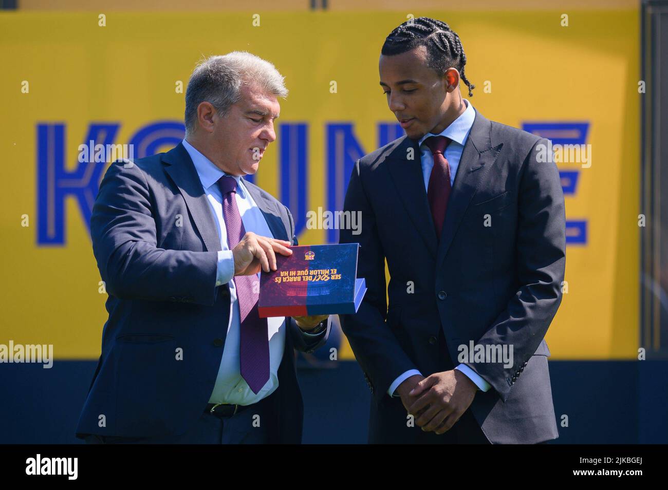 Barcelona, Spanien. 01. August 2022. Offizielle Präsentation von Jules Kounde als neuer Spieler des FC Barcelona bei Ciutat Esportiva Joan Gamper, Barcelona, 01. August 2022 Presentacion oficial de Jules Kounde como nuevo jugador del FC Barcelona en la Ciutat Esportiva Joan Gamper, Barcelona. 01 de agosto de 2022 900/Cordon Press Credit: CORDON PRESS/Alamy Live News Stockfoto