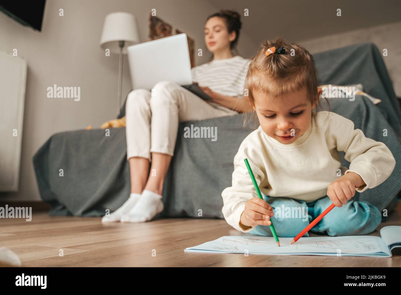 Zeichnung Pre-School-Mädchen und eine beschäftigte Freiberuflerin Stockfoto