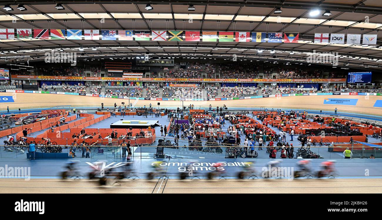 Stratford, Großbritannien. 31.. Juli 2022. Commonwealth Games Track Cycling. Olympic Velodrome. Stratford. Eine langsame Shutter-Speed-Gesamtansicht (GV) des Stadions während des Mens 15km Scratch-Rennens. Kredit: Sport In Bildern/Alamy Live Nachrichten Stockfoto