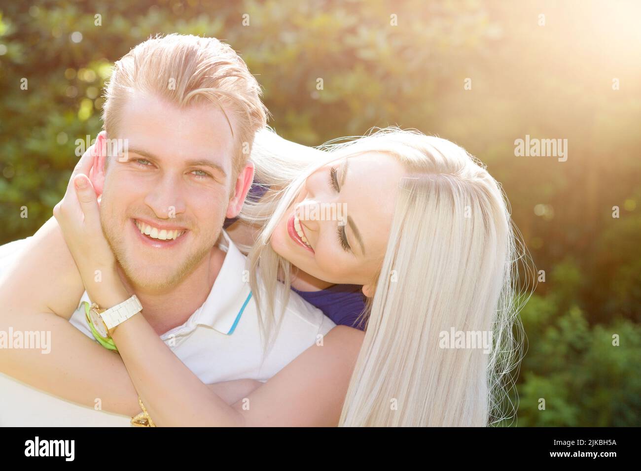 Ein verliebes Paar umarmt sich draußen in der Sonne Stockfoto