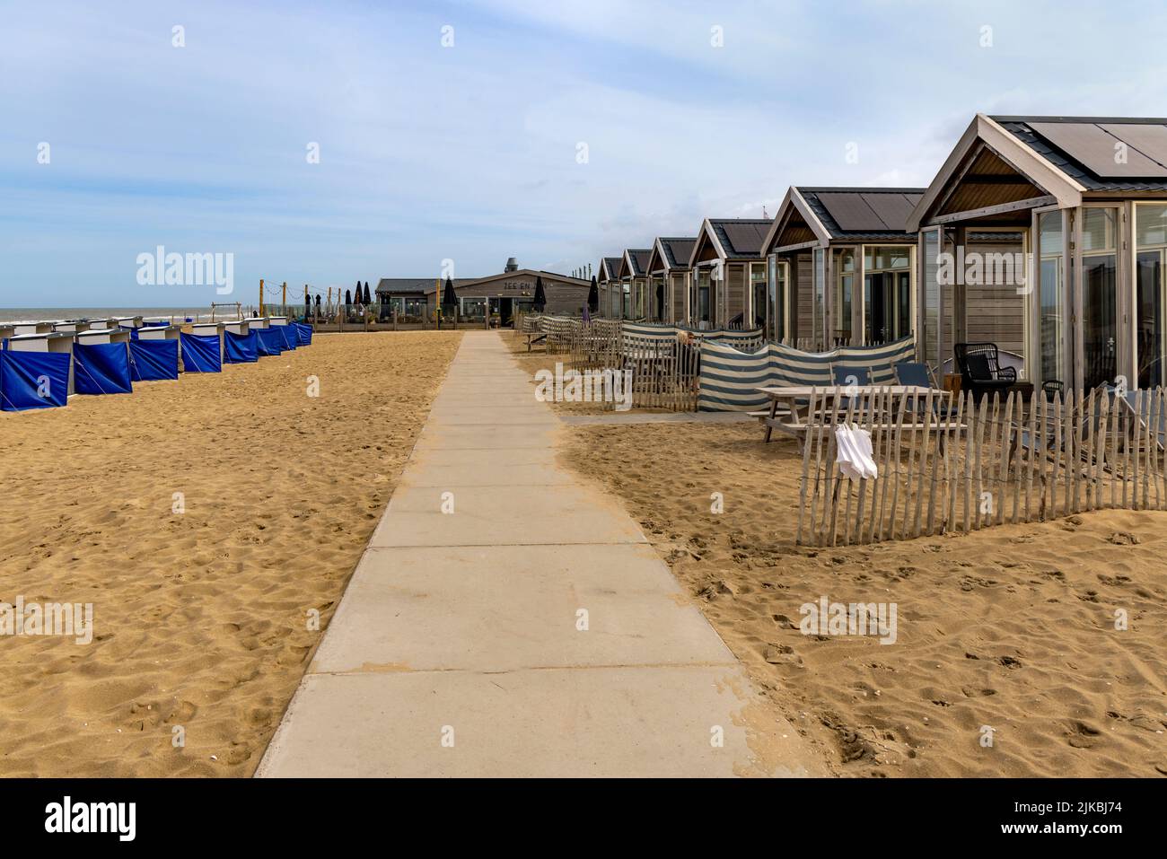 Touristische Attraktionen entlang der Nordseeküste: Vermietung von Chalets und Hütten, Katwijk, Südholland, Niederlande. Stockfoto