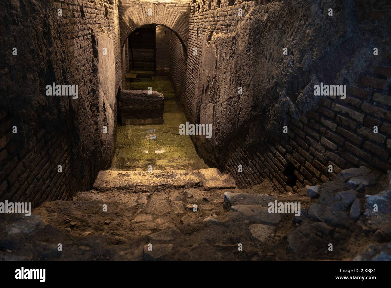 Vicus Caprarius, die unterirdischen Ruinen der Wasserzisterne, die das antike Rom mit Wasser versorgt, und der Trevi-Brunnen mit einem Teil des Aquadukts Stockfoto