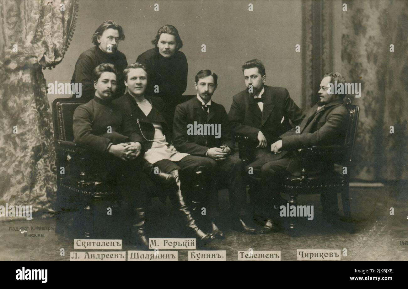 Mitglieder der SREDA 1902: Stepan Gavrilovich Skitalets; Leonid Nikolaiewitsch Andrejew; Feodor Iwanowitsch Chaliapin; Maxim Gorki; Iwan Aleksejewitsch Bunin; Nikolai Dmitrijewitsch Telschow und Jewgeni Nikolajewitsch Chirikow. Alte Vintage-Postkarte des Russischen Reiches, 1902. Stockfoto