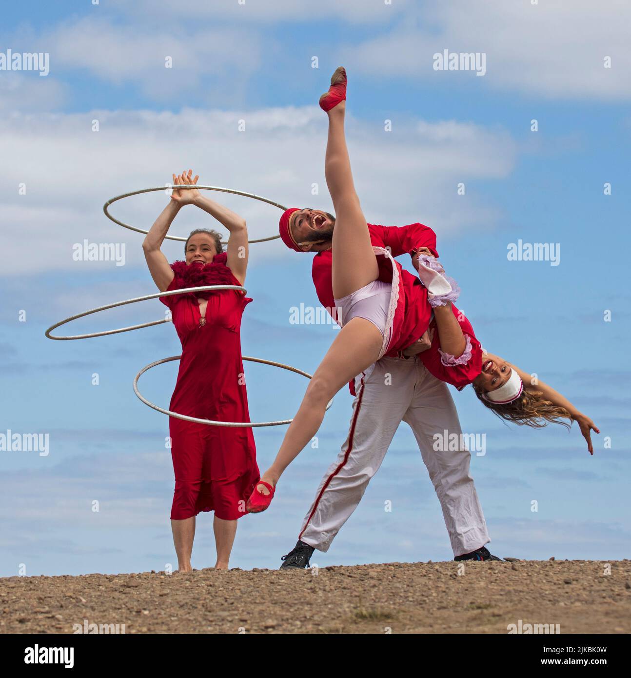 Calton Hill, Edinburgh, Schottland, Großbritannien. 1.. August 2022. Guinness Weltrekordhalter, Lost in Translation, zeigen einige Tricks auf dem Gipfel des Calton Hill vor der herrlichen Kulisse von Edinburgh. Fantastische Zirkusgesellschaft wird im Circus Hub im ganzen Fringe eine unterhaltsame und gefeierte Familienshow im Hotel Paradiso durchführen. Underbelly’s Circus Hub on the Meadows, 6.-14. August, 16-21, 23-27. Kredit: ArchWhite/alamy Live Nachrichten. Stockfoto