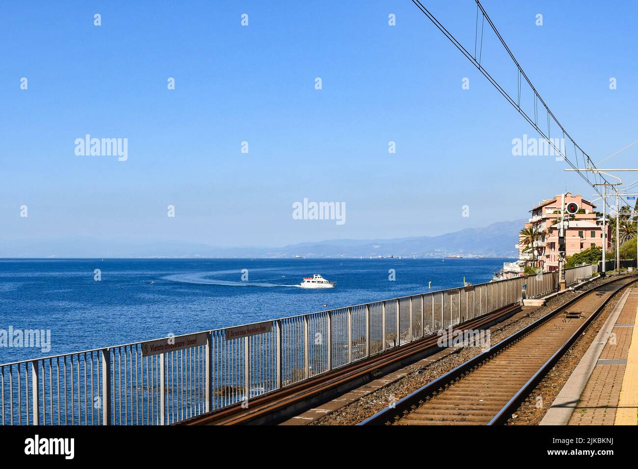 Bahngleise des Bahnhofs Genova Nervi mit Blick auf den paradiesischen Golf der italienischen Riviera, Nervi, Genova, Ligurien, Italien Stockfoto